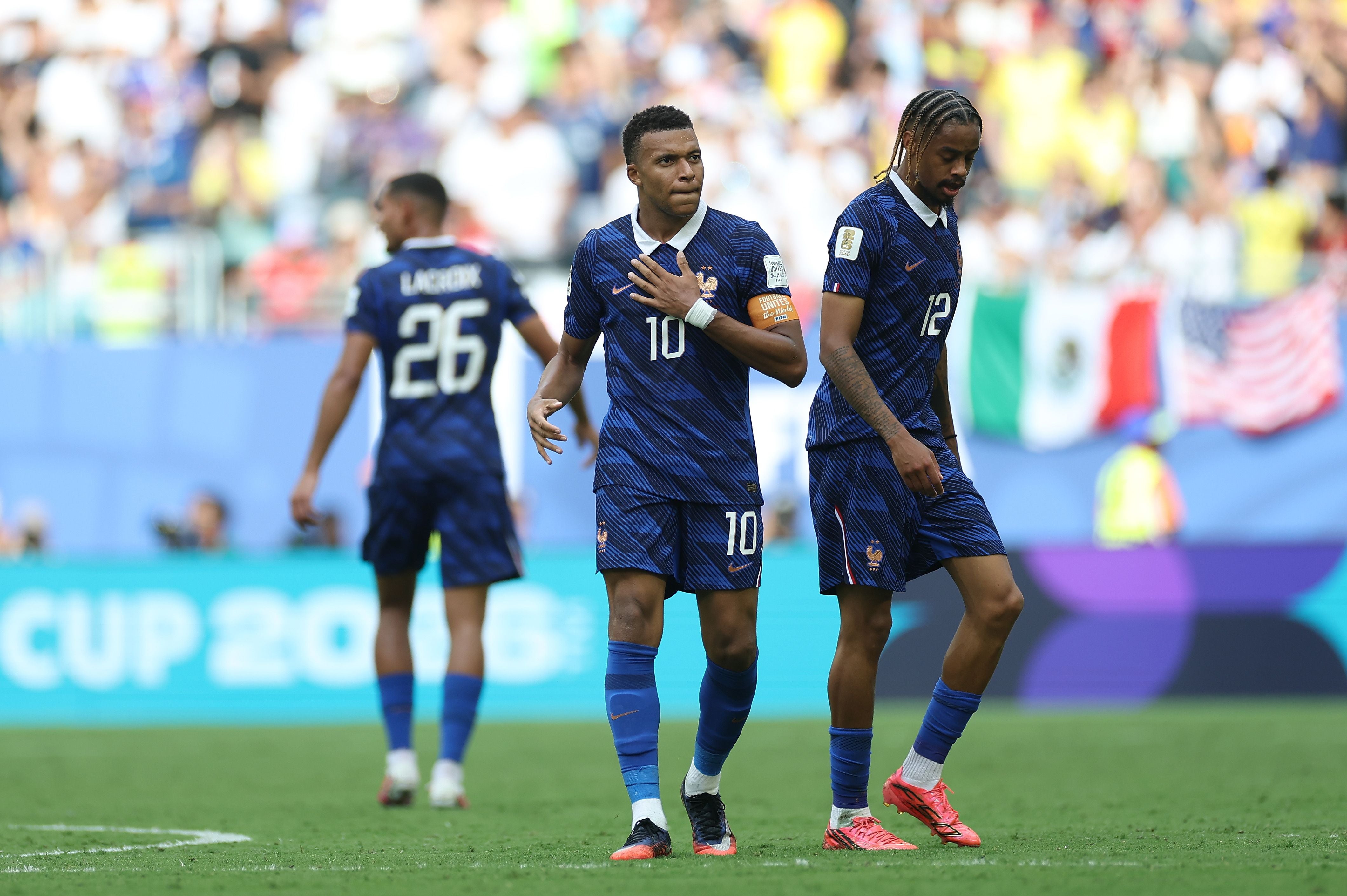 Kylian Mbappé jubelt mit Mitspielern im blauen Frankreich-Trikot beim WM-Spiel im Stadion.