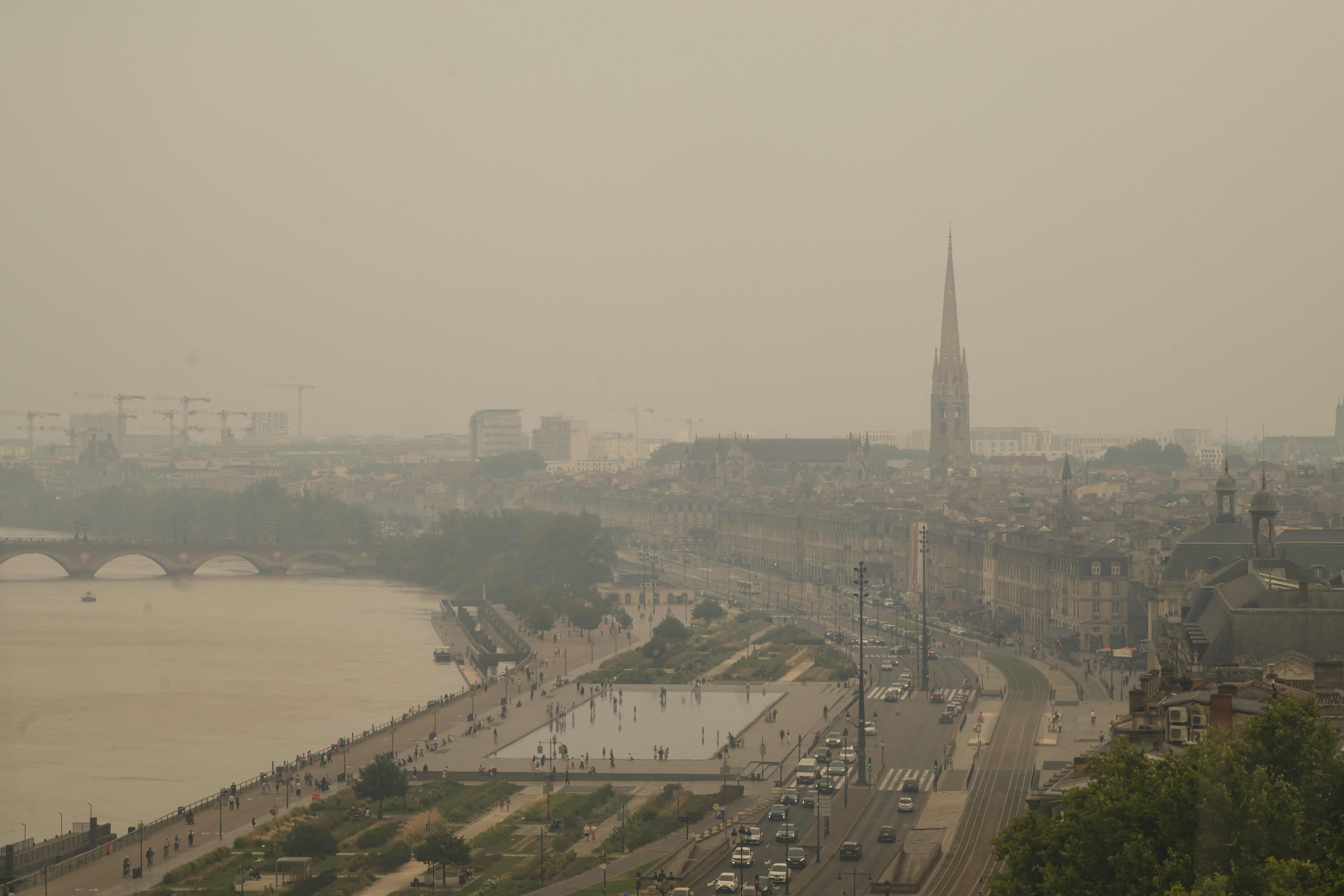 Rauch von Waldbränden bedeckt die Skyline von Bordeaux, die Sicht ist stark eingeschränkt.