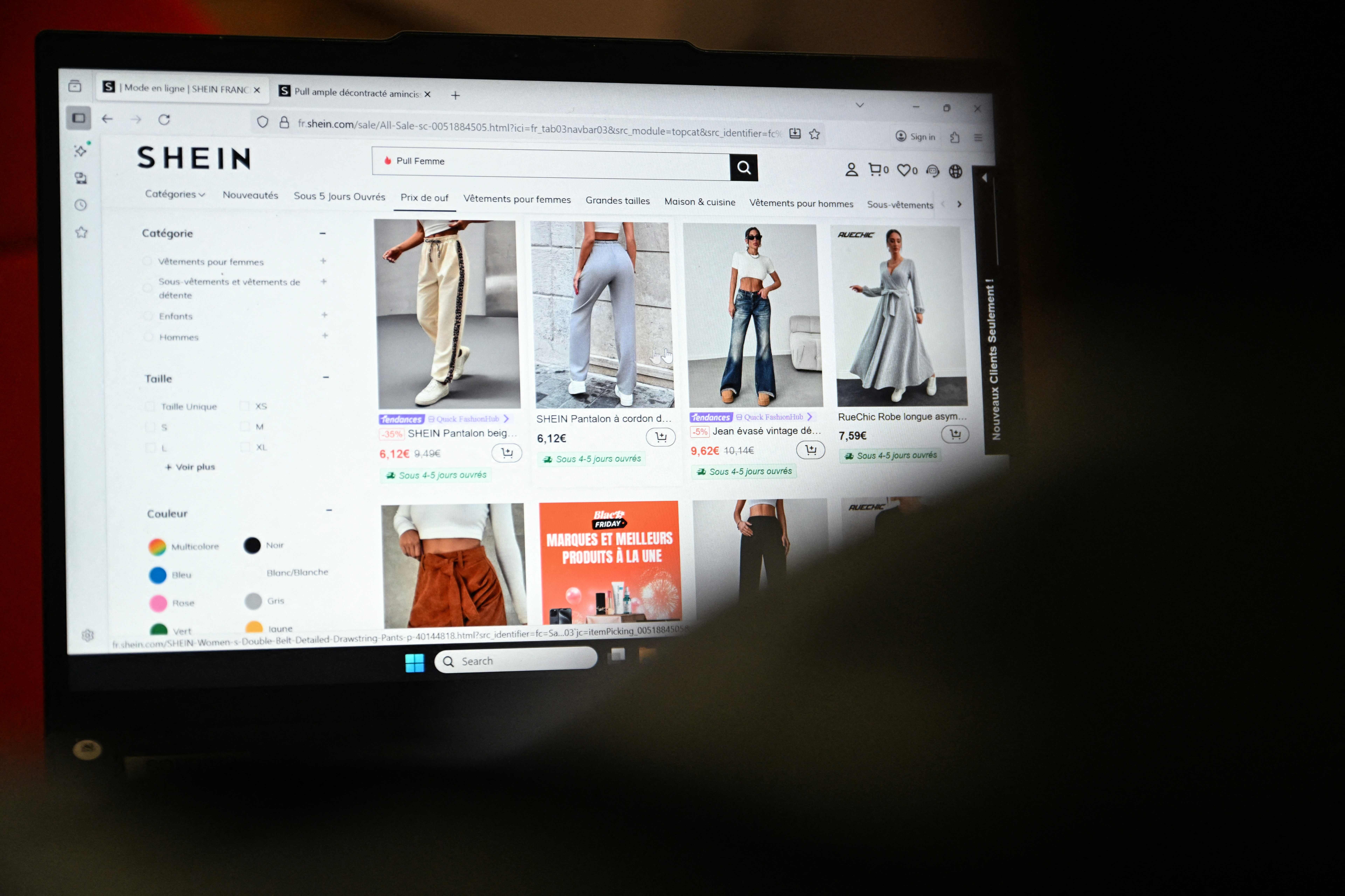 Ein Laptop zeigt die Startseite des Online-Modehändlers Shein mit Damenkleidung im Angebot.