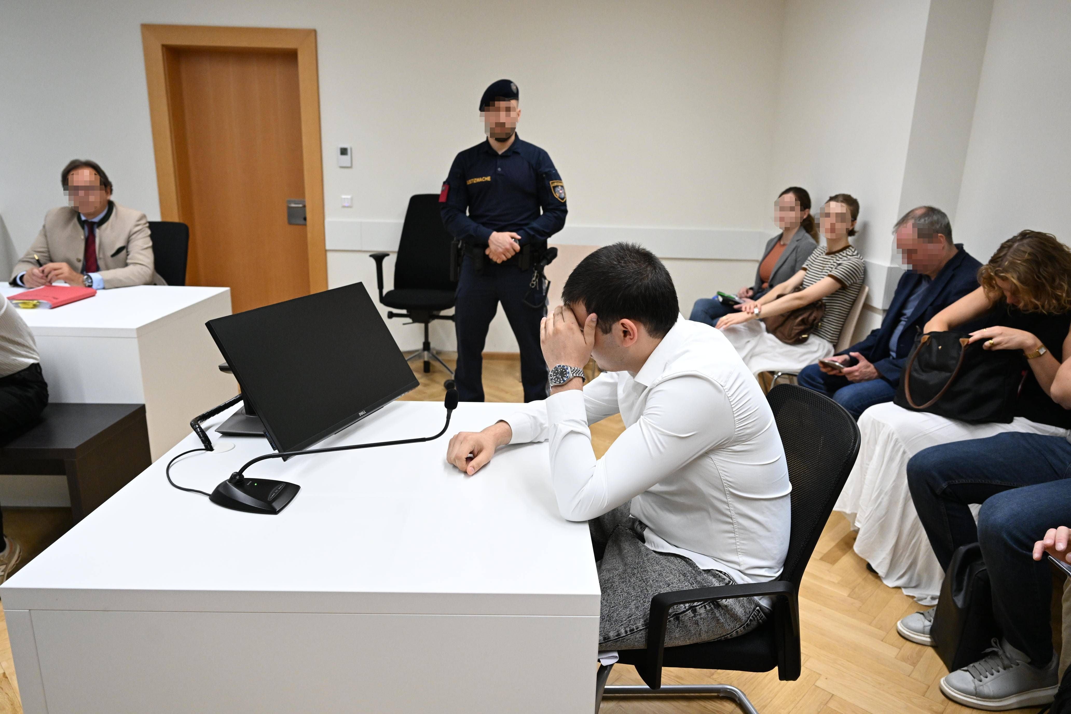 Mann sitzt mit gesenktem Kopf im Gerichtssaal während einer Verhandlung in Wien.