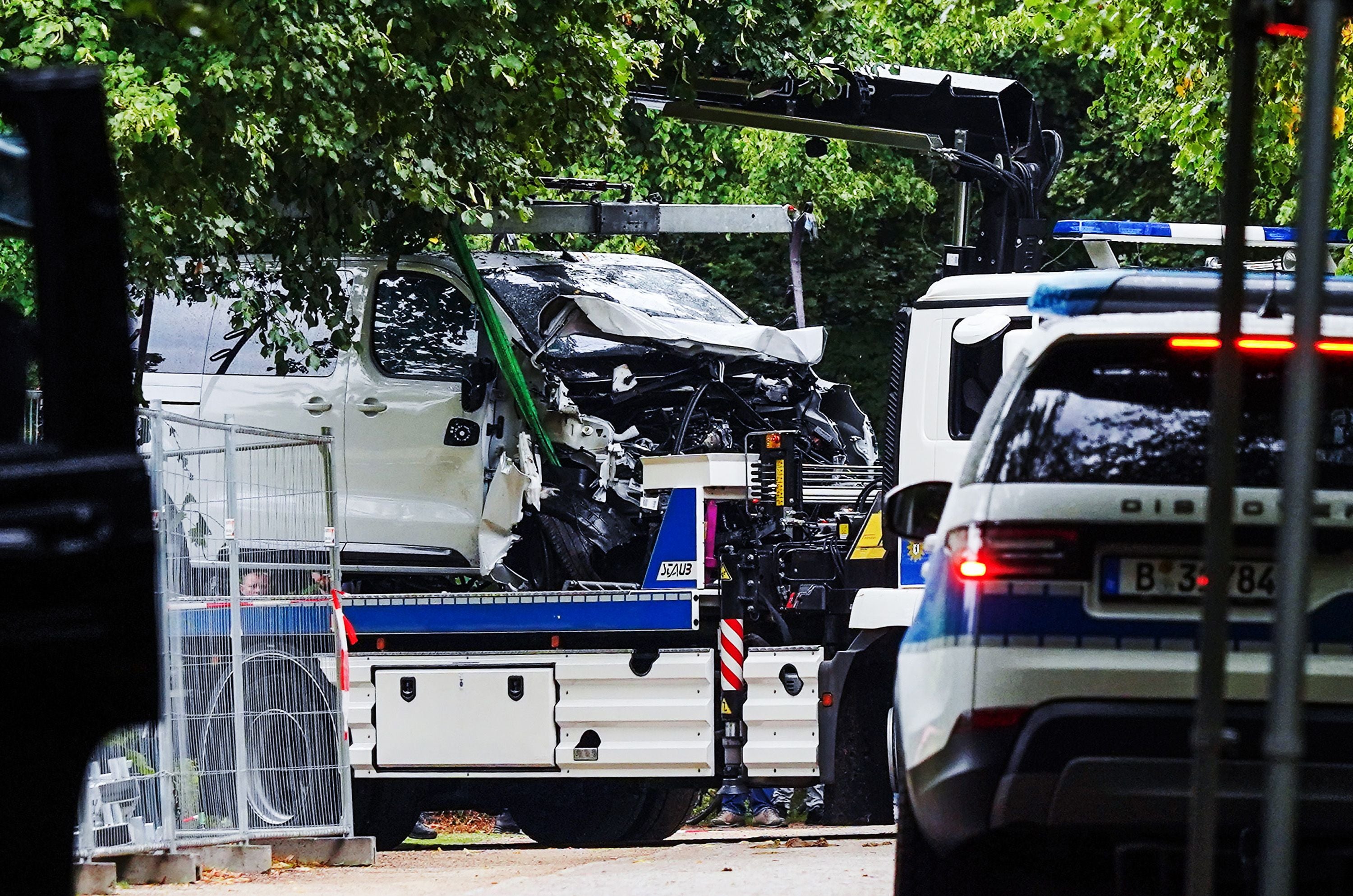 Ein Polizeilastwagen transportiert den Transporter nach einem Auto-Anschlag auf die Parade zum Christopher Street Day (CSD) am 26. Juli 2026 in Berlin vom Tatort im Tiergarten ab. Samstagabend gegen 22 Uhr steuerte Abdul B. den Transporter in eine Menschenmenge im Tiergarten, tötete dabei eine Frau und verletzte 29 weitere Personen.