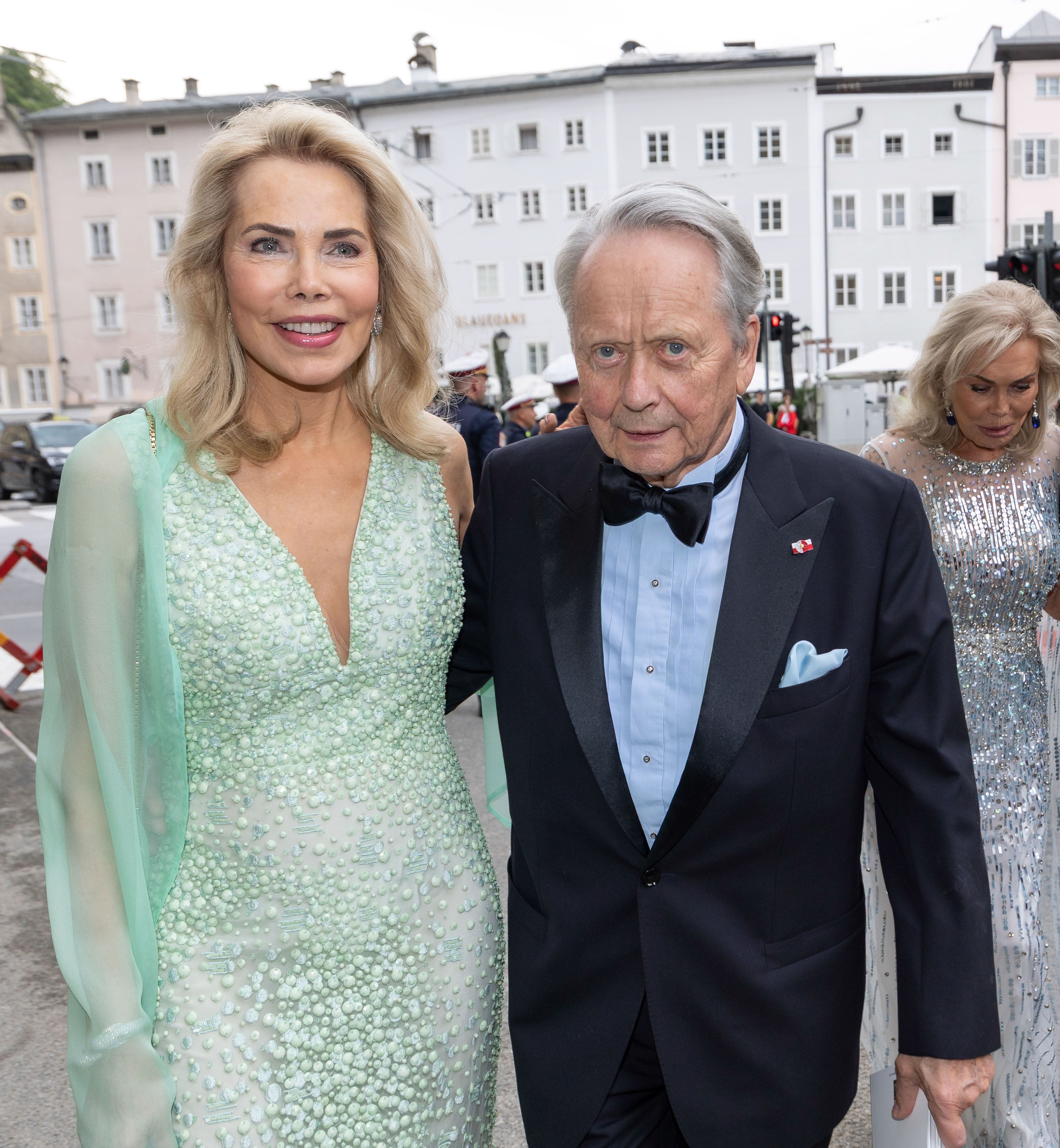 Ein Paar in festlicher Kleidung bei der Salzburger Festspiele Premiere von "Carmen".