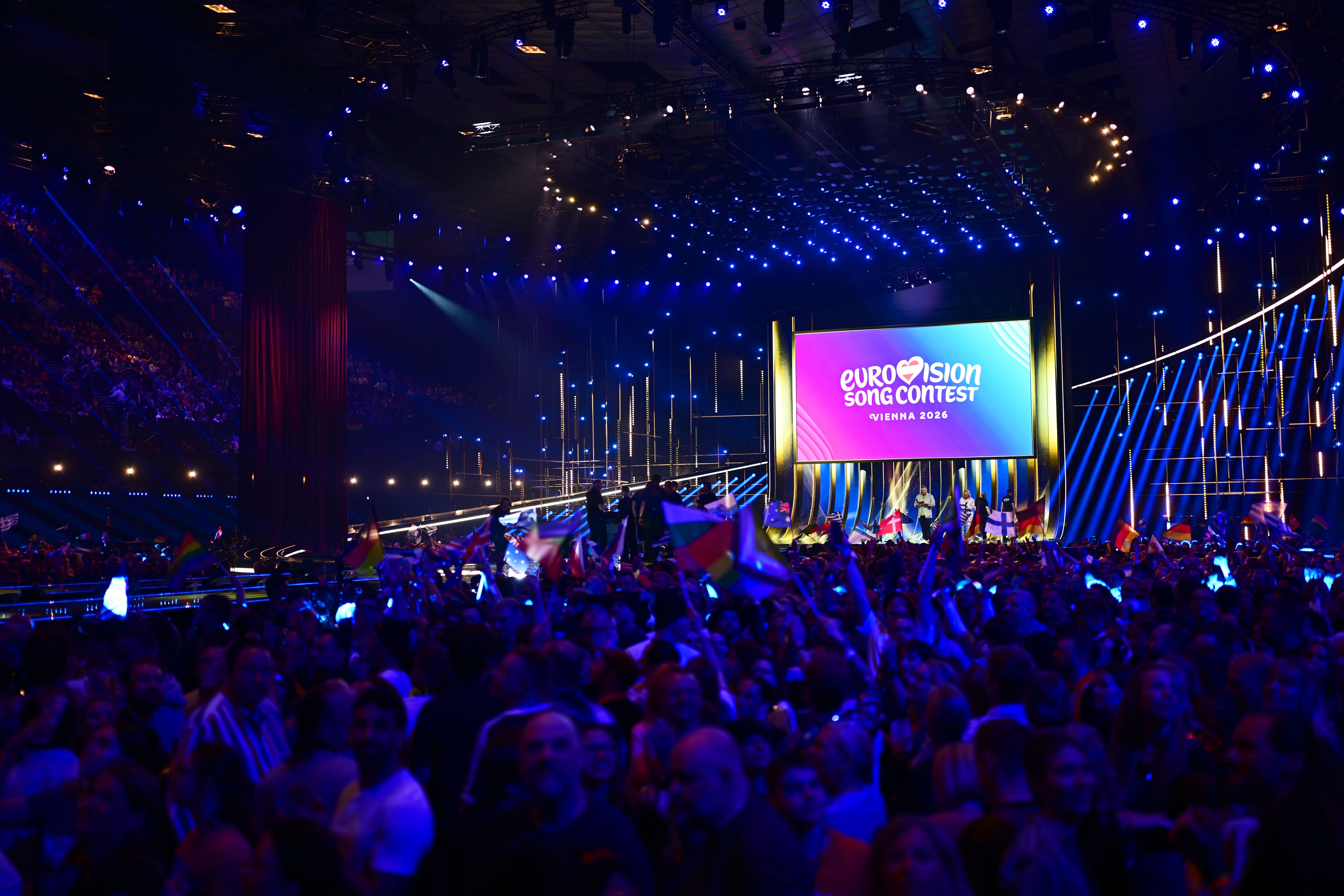 Menschenmenge vor der Bühne beim Eurovision Song Contest 2026 in der Wiener Stadthalle.