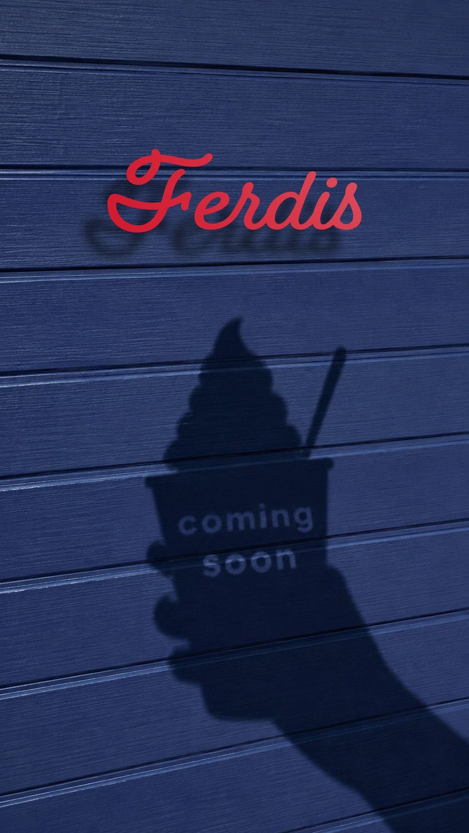 Blauer Hintergrund mit rotem Schriftzug „Ferdis“ und Schatten von Softeis mit „coming soon“.