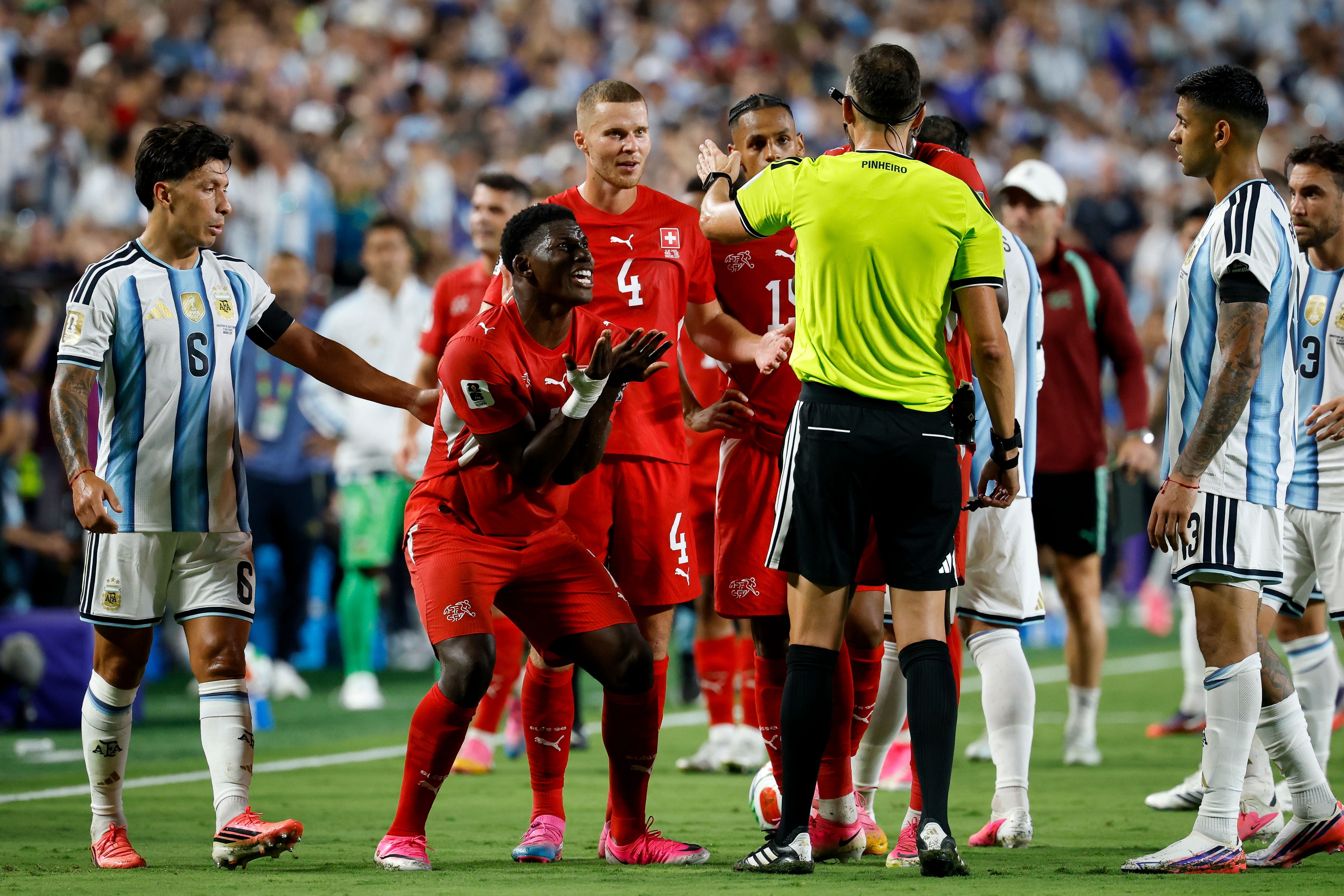 Schweizer Spieler protestiert nach einer roten Karte im WM-Spiel gegen Argentinien beim Schiedsrichter.