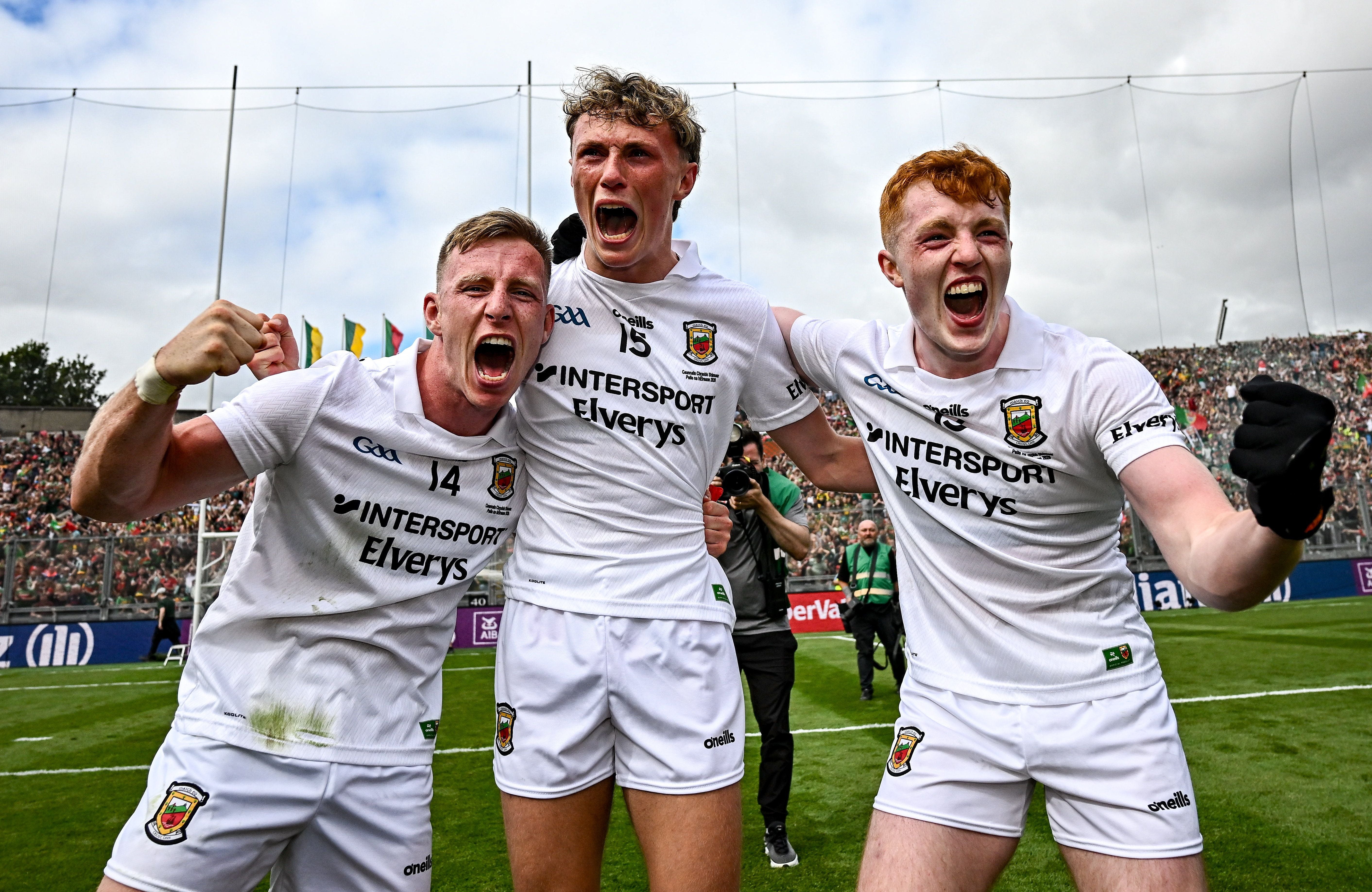 Drei jubelnde Mayo-Spieler feiern einen Sieg beim GAA-Finale im Croke Park-Stadion in Dublin.