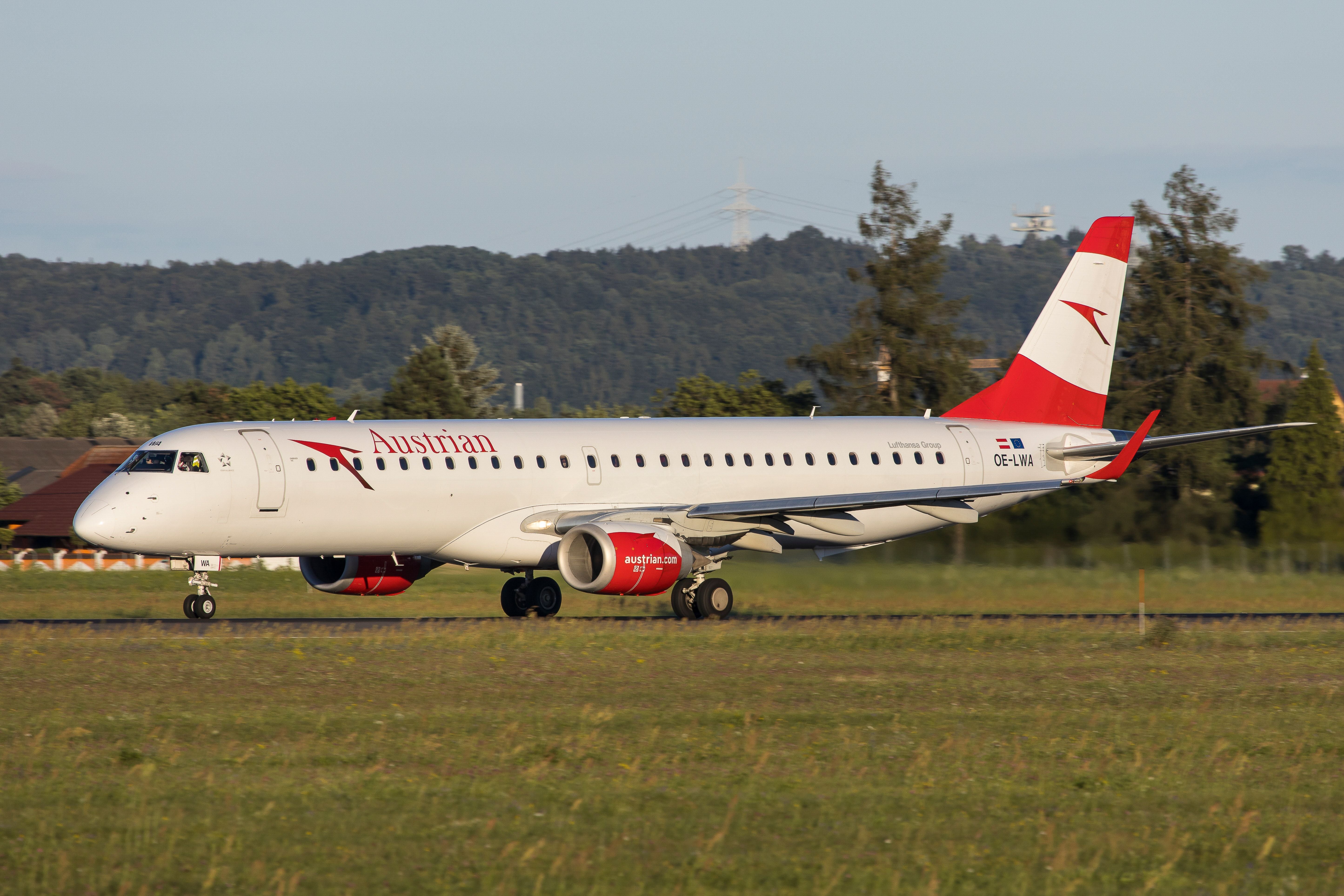 Embraer 195 Flugzeug der Austrian Airlines rollt auf der Landebahn am Flughafen Graz.