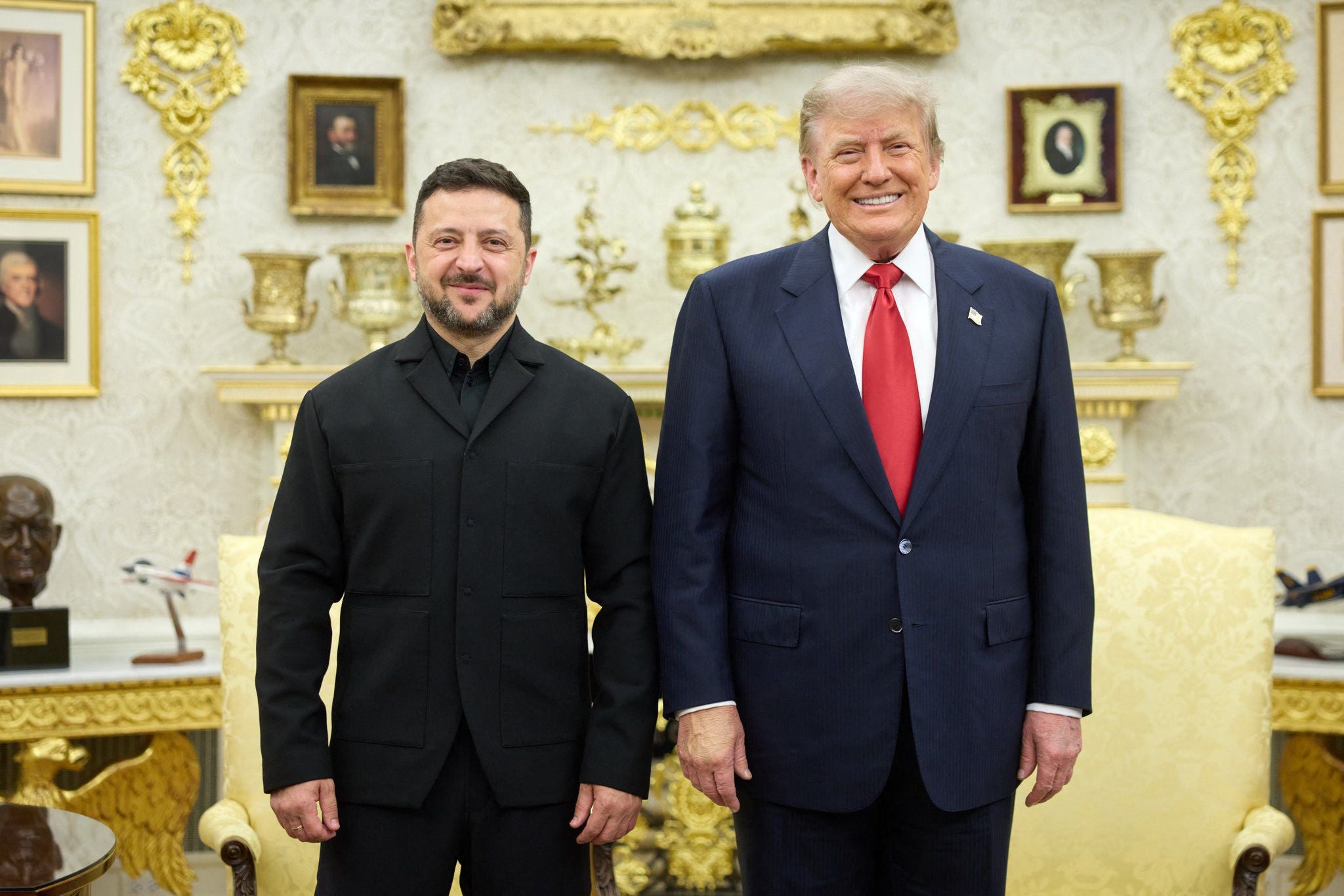 Der ukrainische Präsident Wolodymyr Selenskyj (l.) im Gespräch mit US-Präsident Donald Trump während ihres Treffens in Washington, D.C.