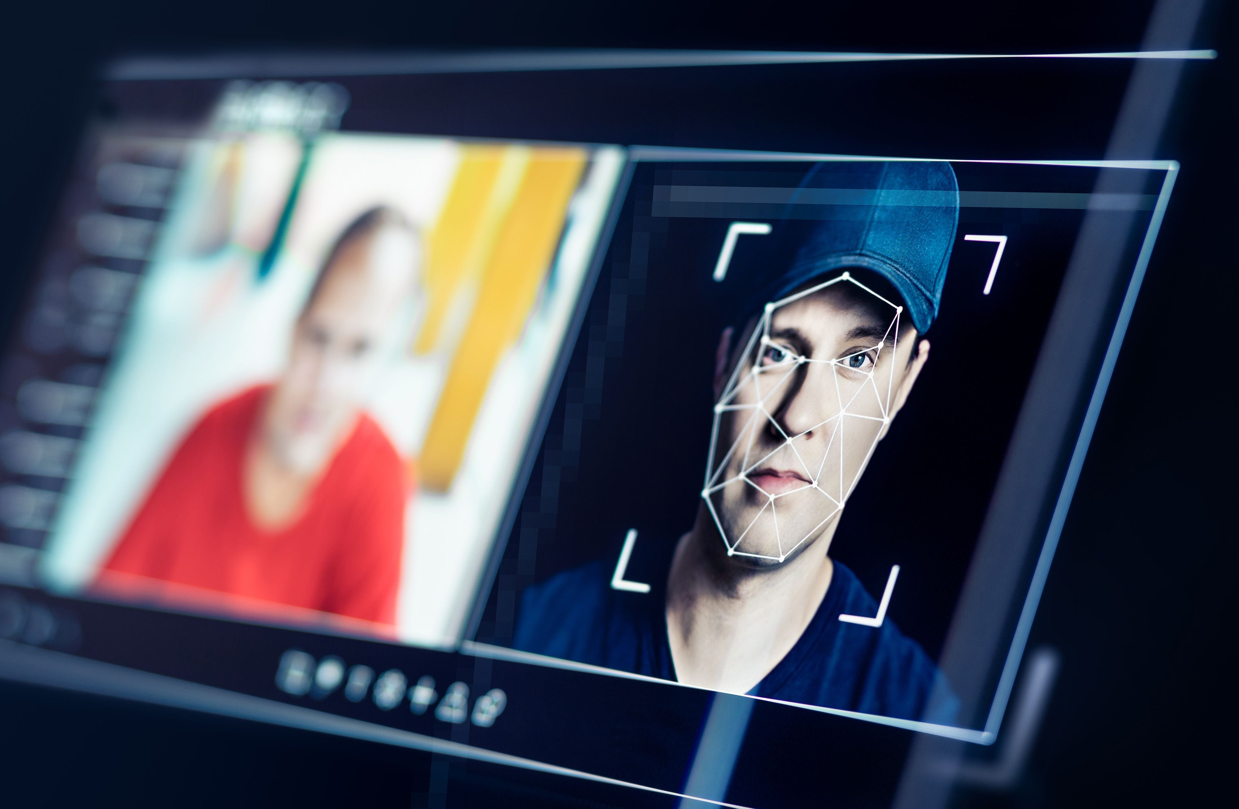 Nahaufnahme eines Bildschirms mit Gesichtserkennung und manipuliertem Deepfake-Video einer Person.