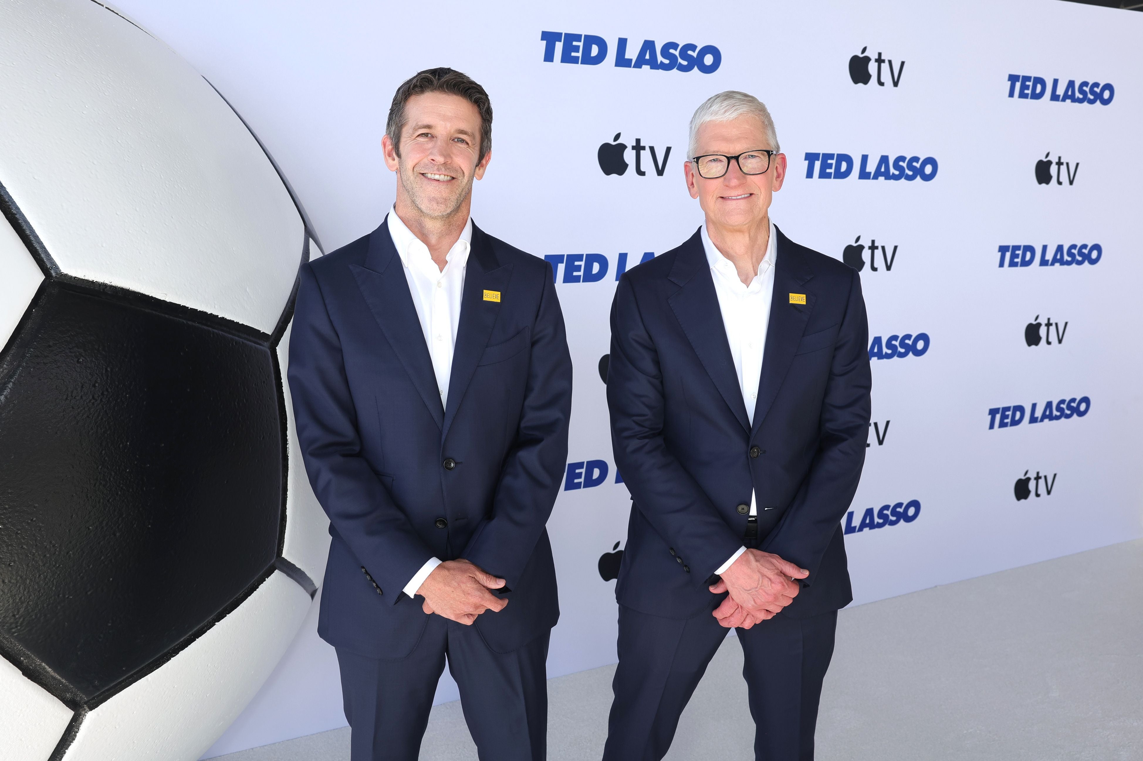 John Ternus und Tim Cook