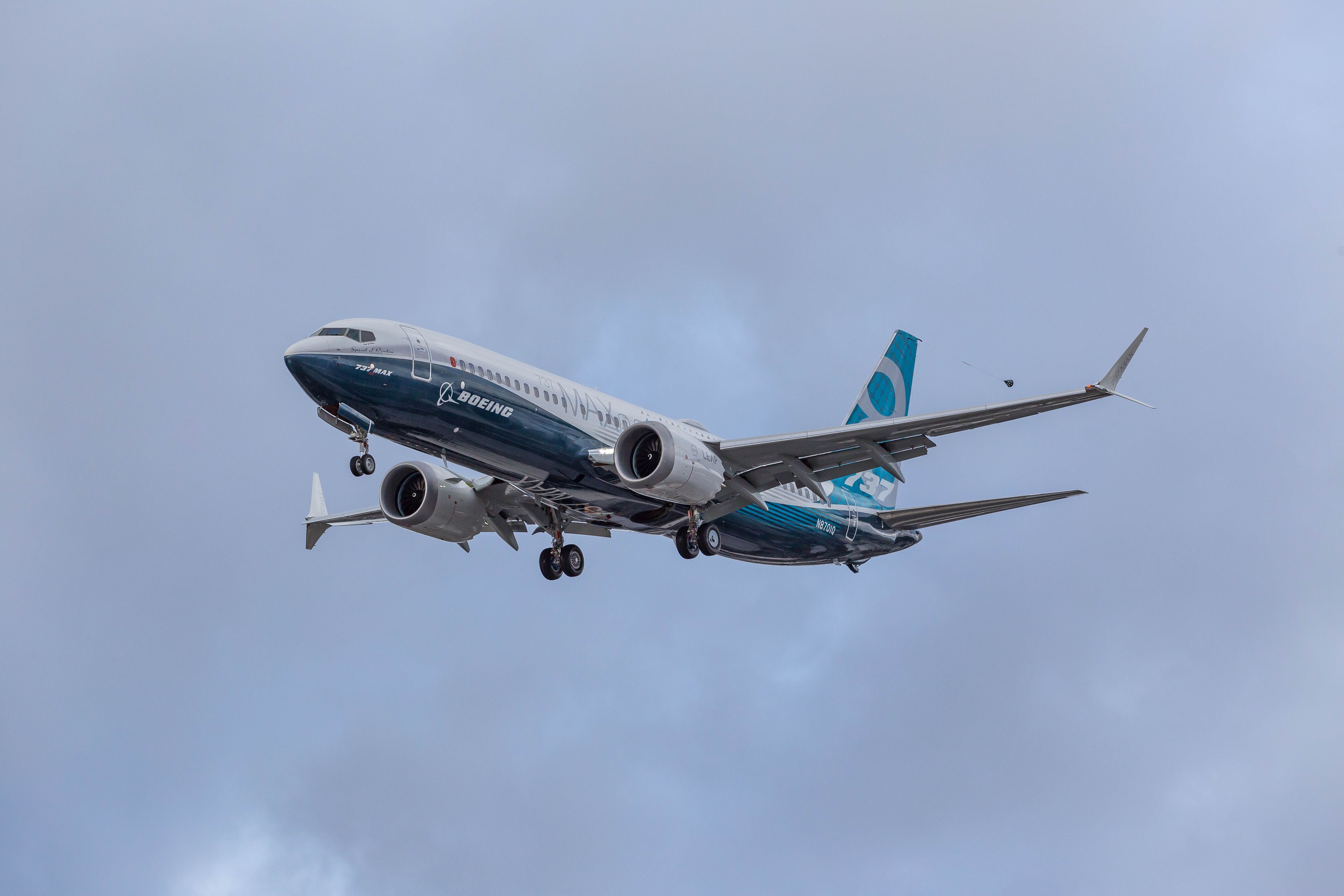 Eine Boeing 737-8 MAX landet bei bewölktem Himmel auf dem Boeing Field in Seattle.