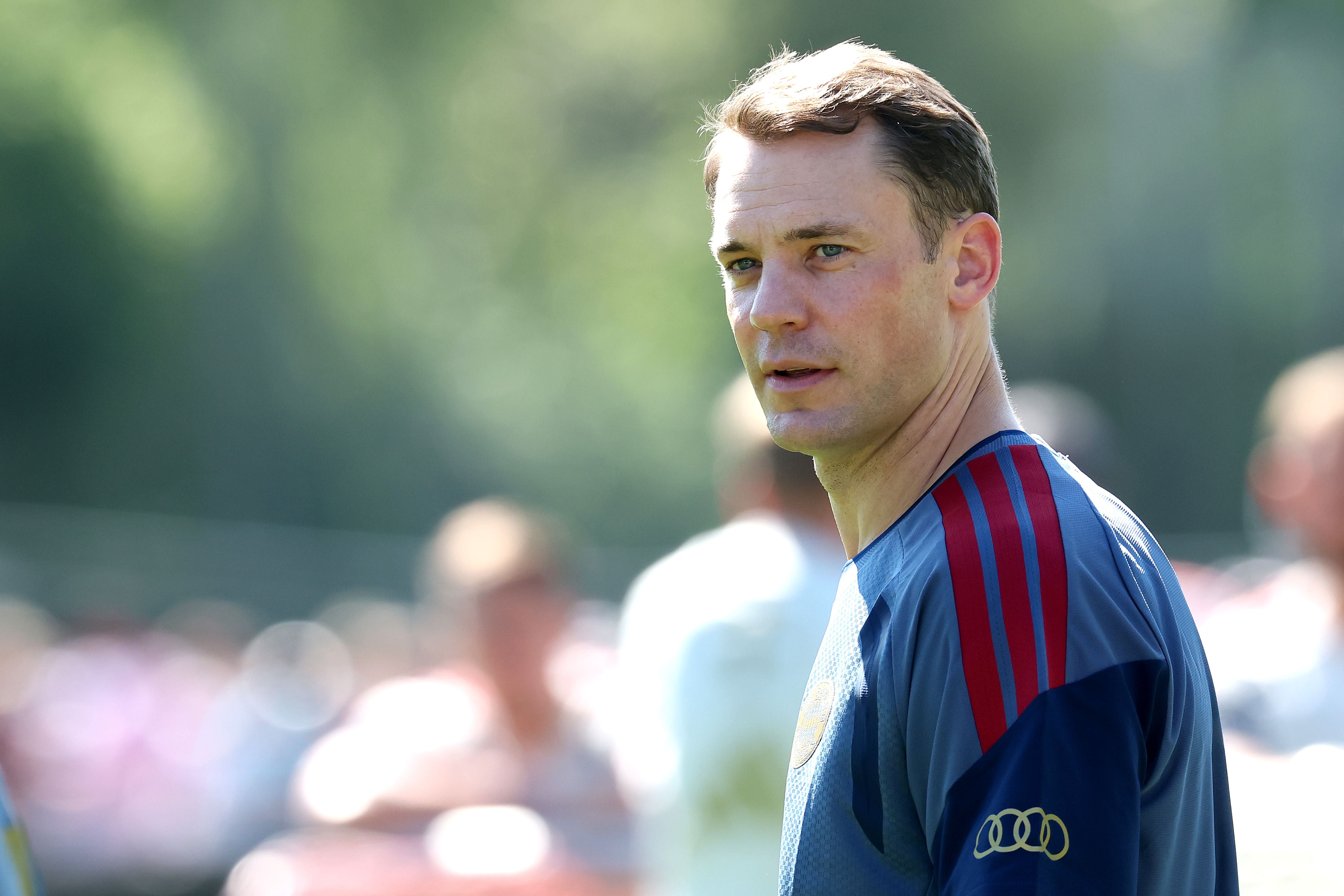 Manuel Neuer, Tormann des FC Bayern München, beobachtet das Geschehen während einer Trainingseinheit des FC Bayern München im Sommer-Trainingslager im Stadion am Birkenmoos am 28. Juli in Rottach-Egern, Deutschland.