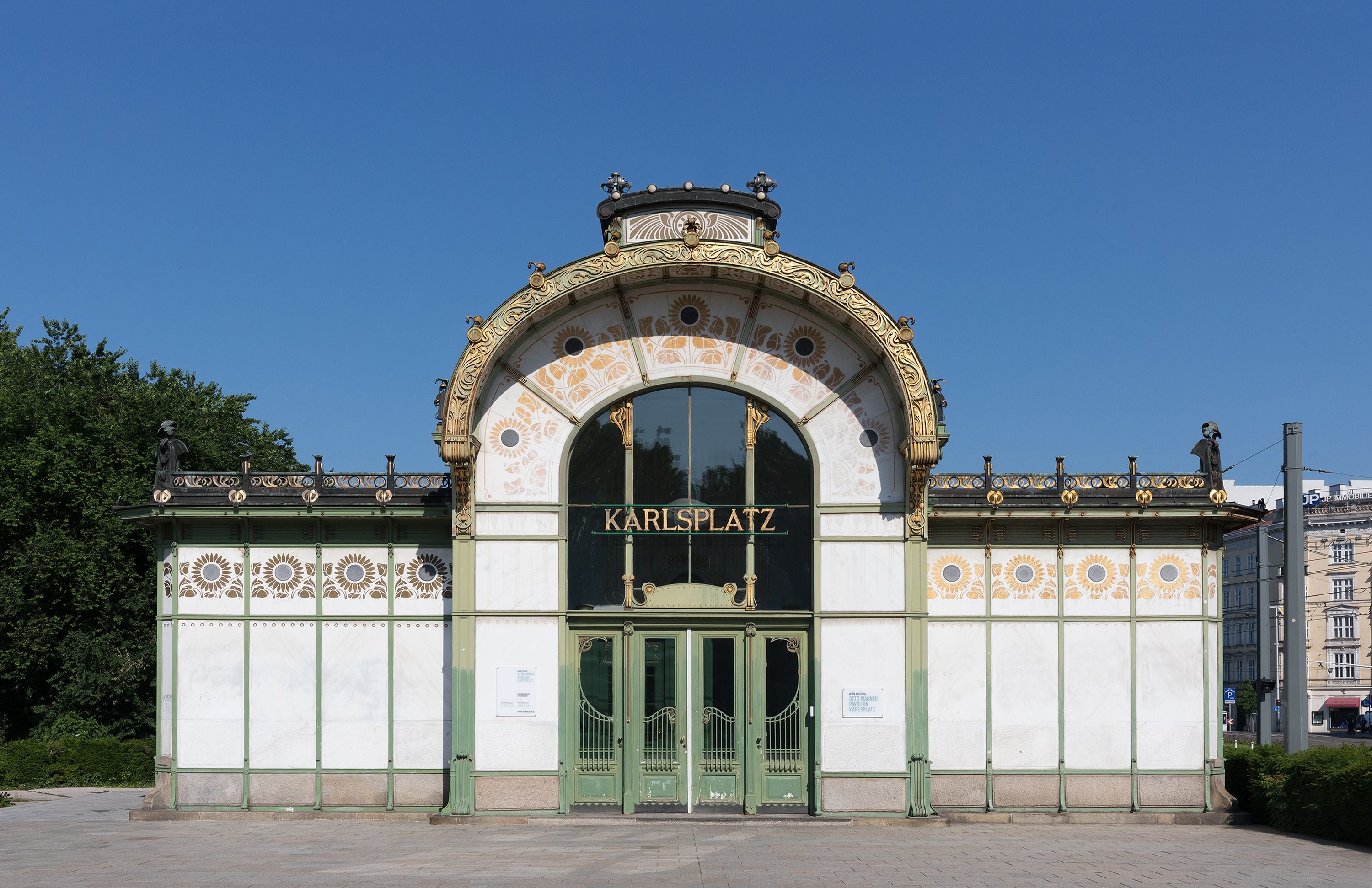 Historischer Otto Wagner Pavillon am Karlsplatz in Wien bei klarem, blauem Himmel.