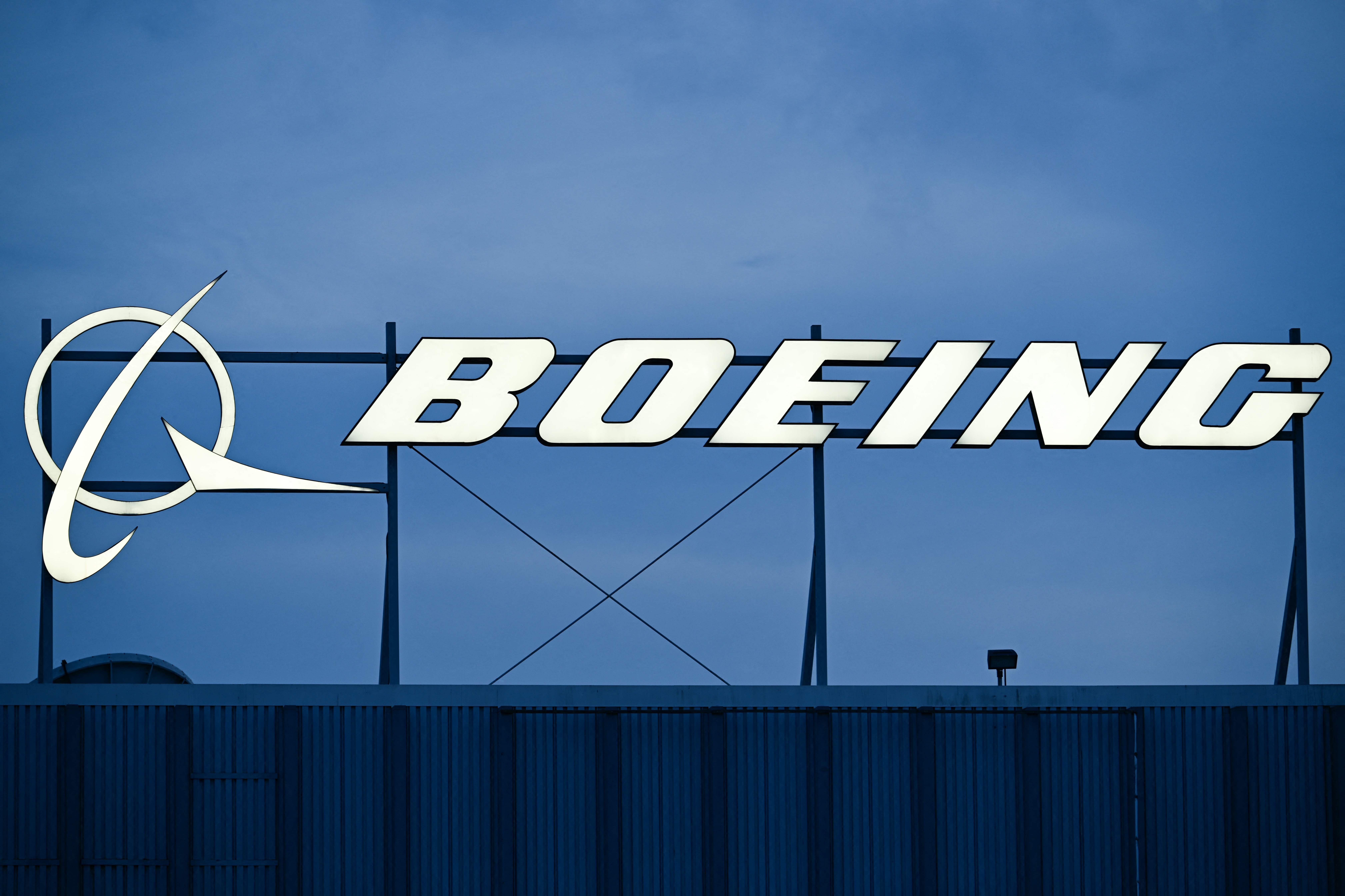 Das Boeing-Logo leuchtet auf einem Gebäude vor blauem Himmel.