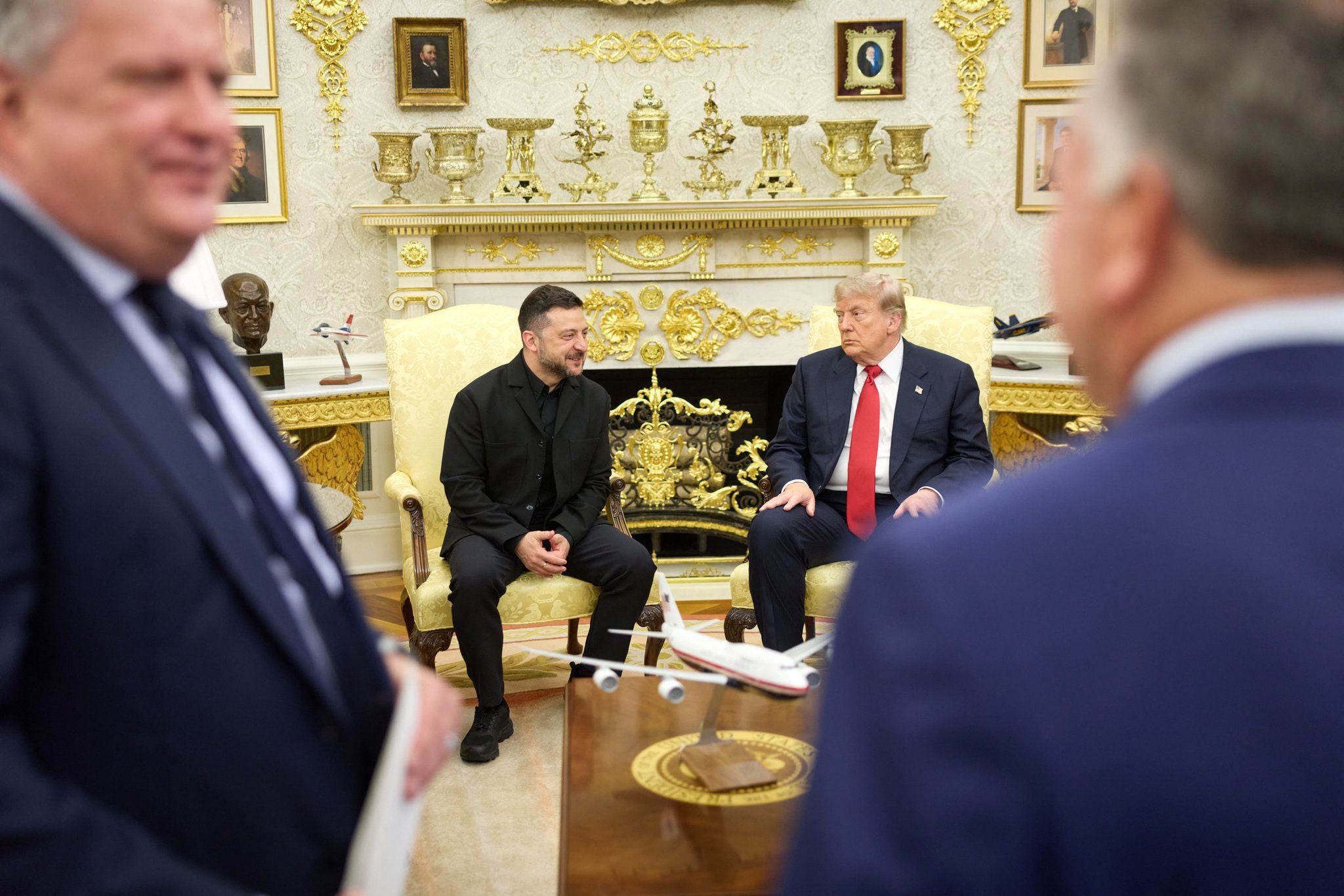 Der ukrainische Präsident Wolodymyr Selenskyj (l.) im Gespräch mit US-Präsident Donald Trump während ihres Treffens in Washington, D.C.