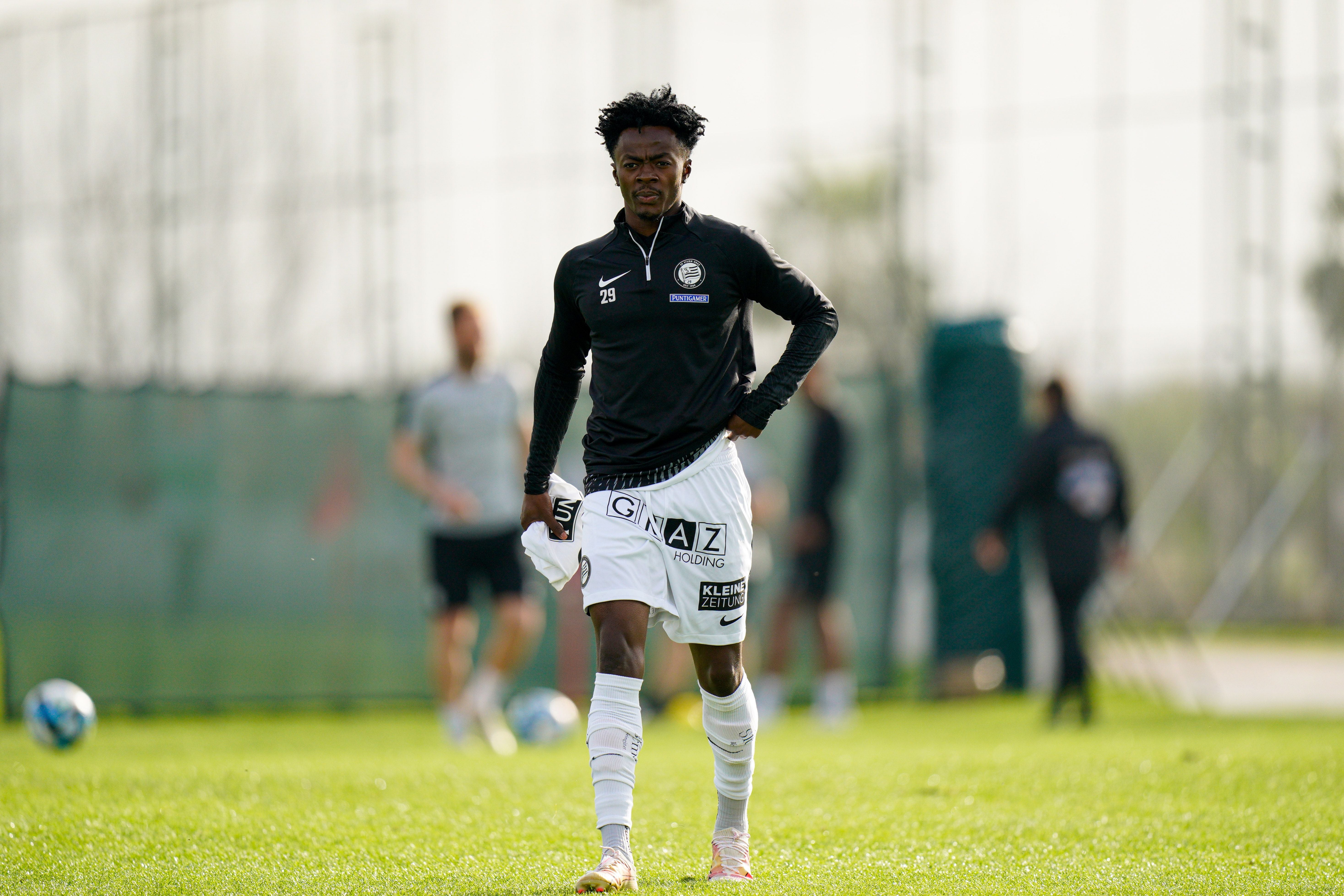 Mohammed Fuseini von Sturm Graz trainiert auf dem Spielfeld in Sportkleidung. (Archivbild, Jänner 2024)