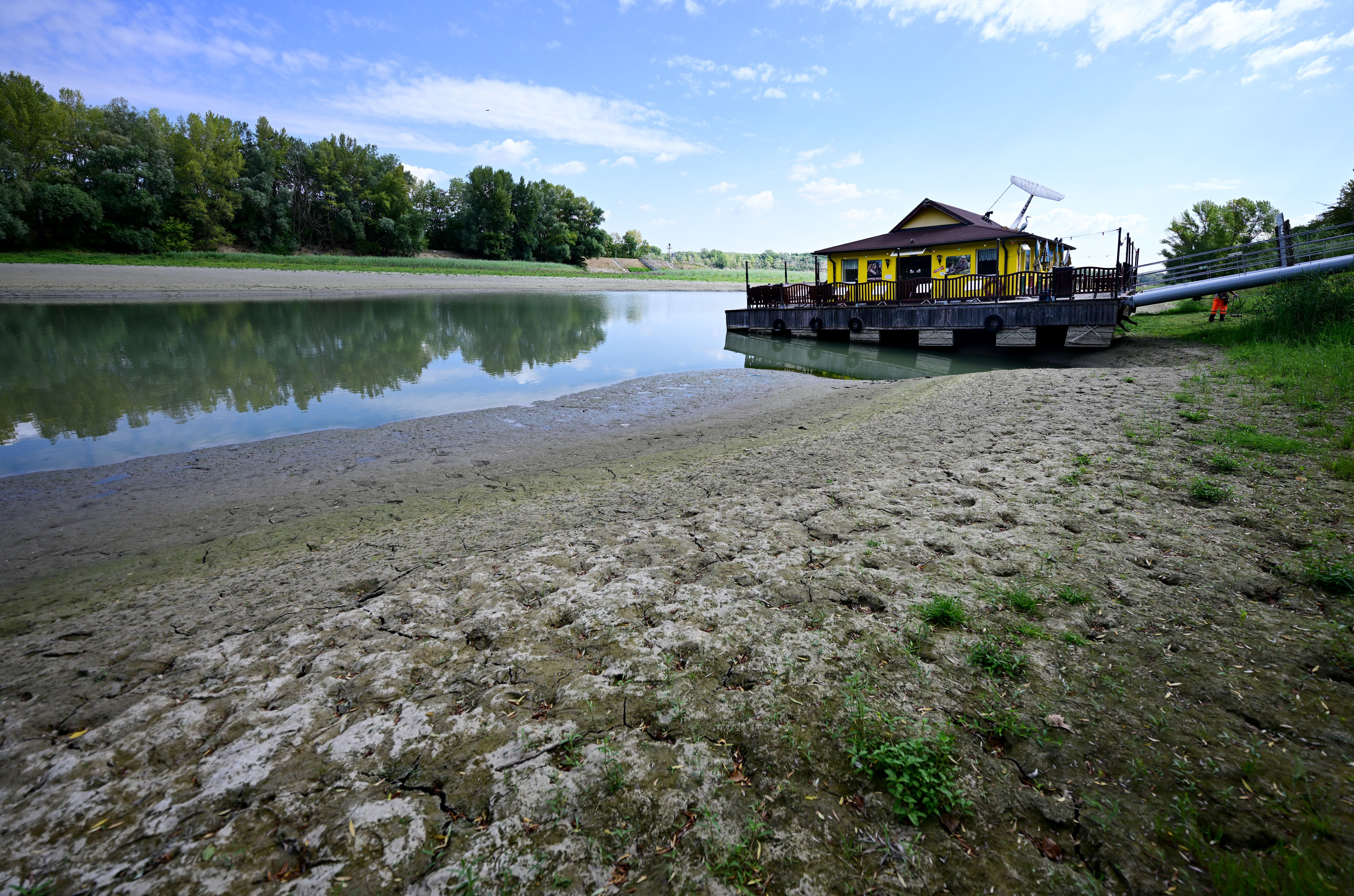 Ein schwimmendes Lokal liegt trocken bei niedrigem Wasserstand der Donau in Greifenstein.