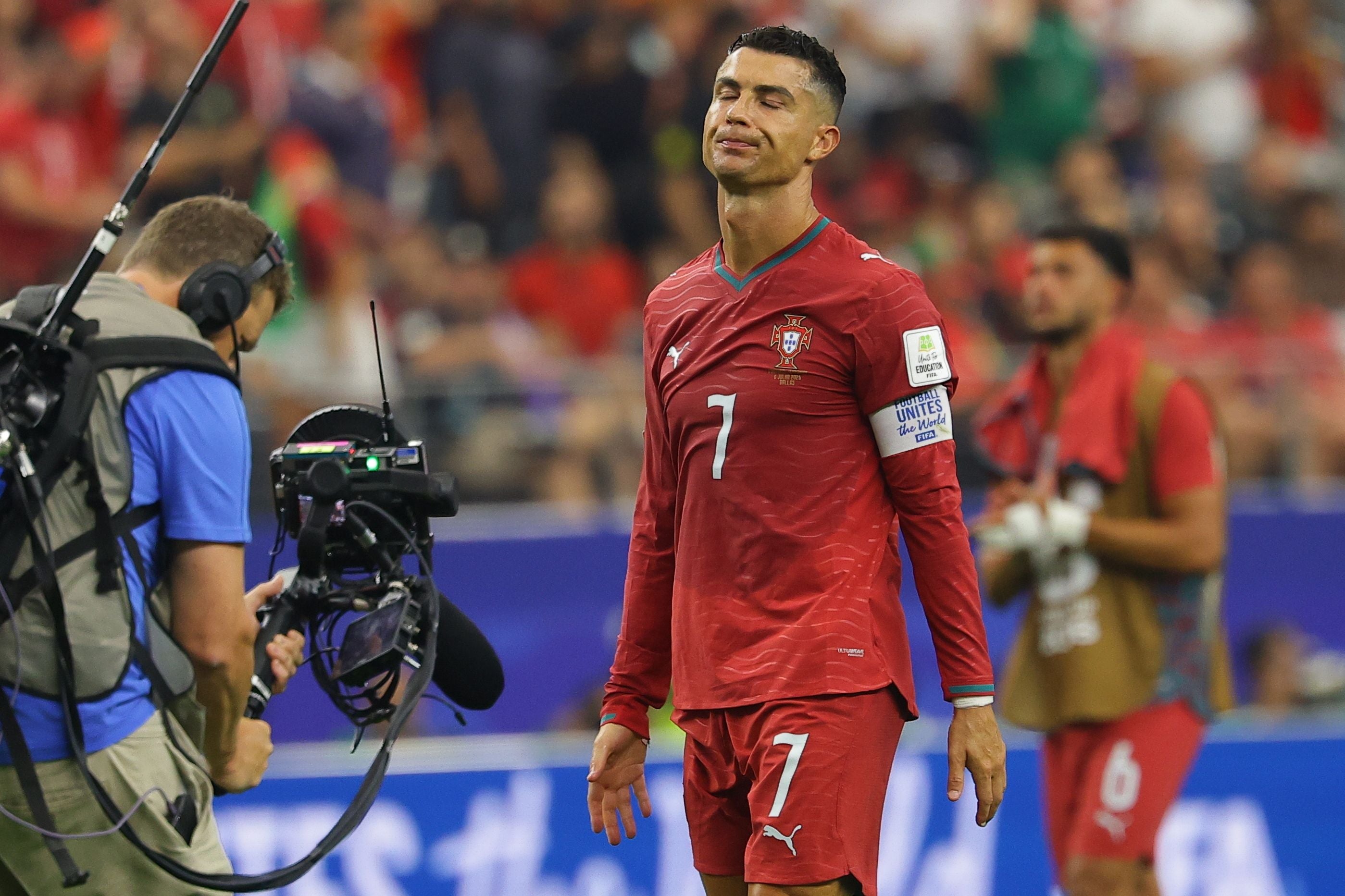 Ein enttäuschter portugiesischer Fußballspieler verlässt nach einer Niederlage den Platz.