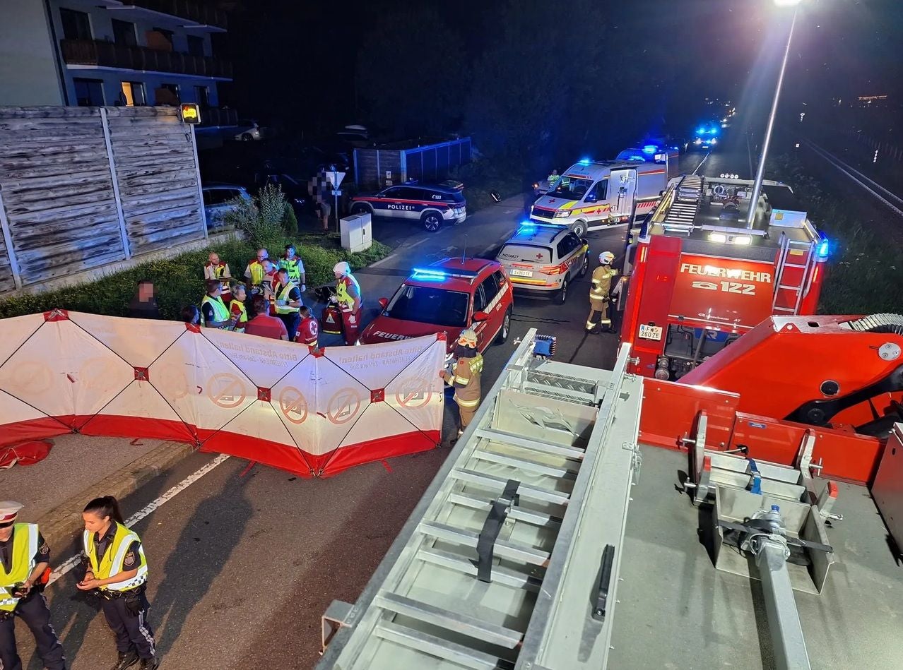 Großeinsatz von Feuerwehr, Polizei und Rettungskräften bei einem nächtlichen Unfall in Piesendorf.