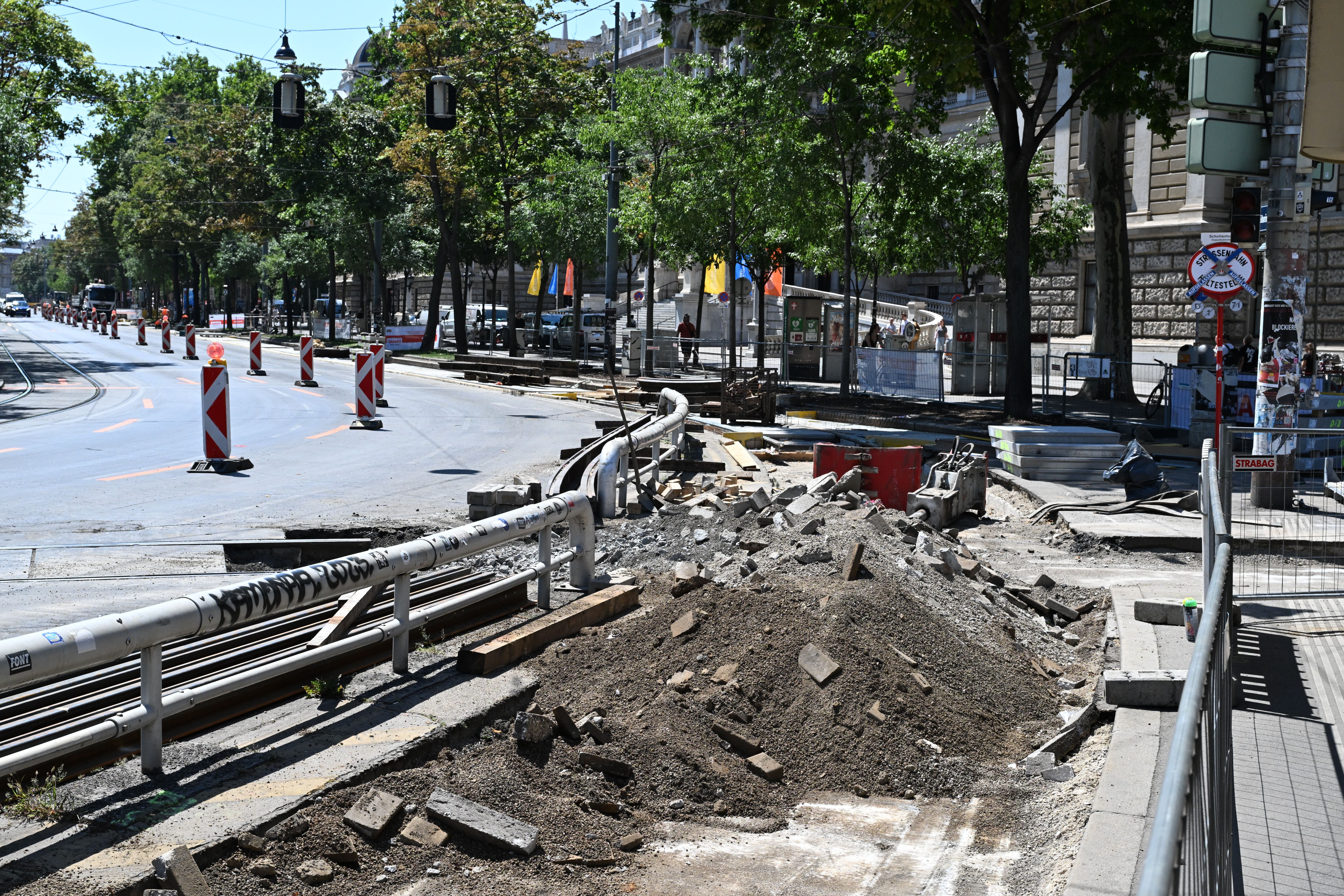 Straßenbahngleise und Gehweg am Schottentor wegen Bauarbeiten aufgerissen und abgesperrt.