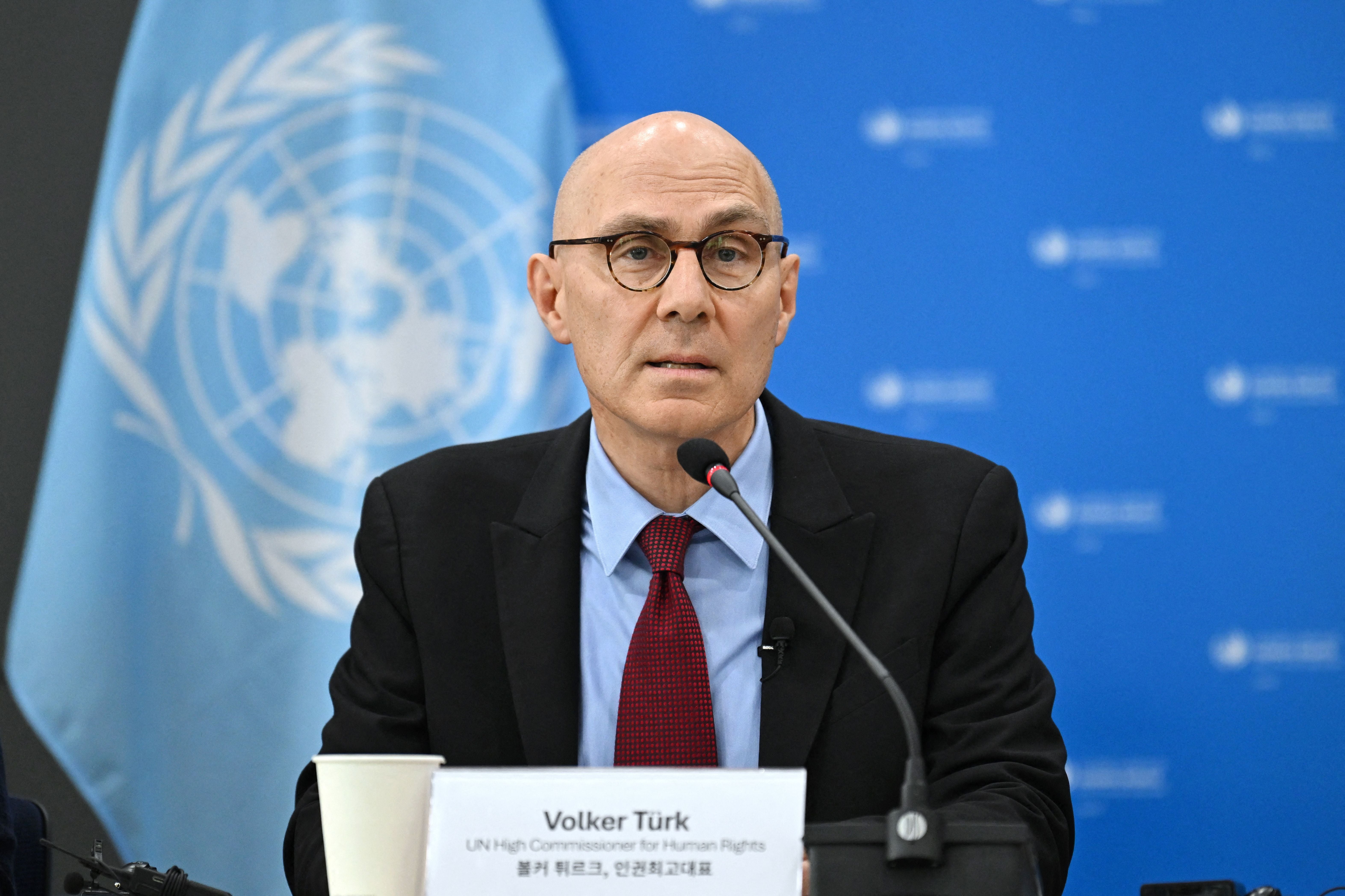 Ein Mann mit Brille spricht bei einer Pressekonferenz vor einem UN-Hintergrund in Seoul.