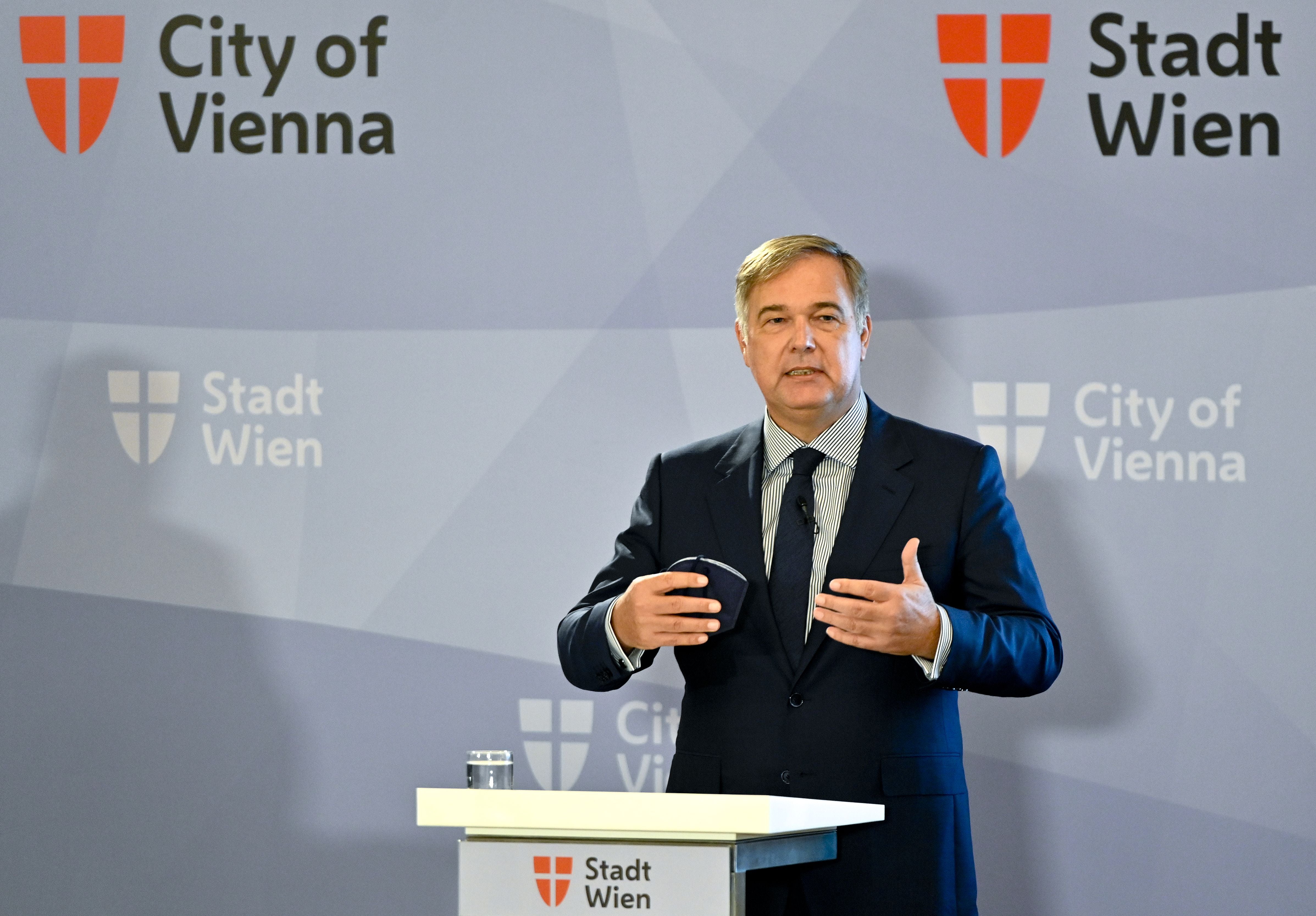 Ein Mann im Anzug spricht bei einer Pressekonferenz im Wiener Rathaus.