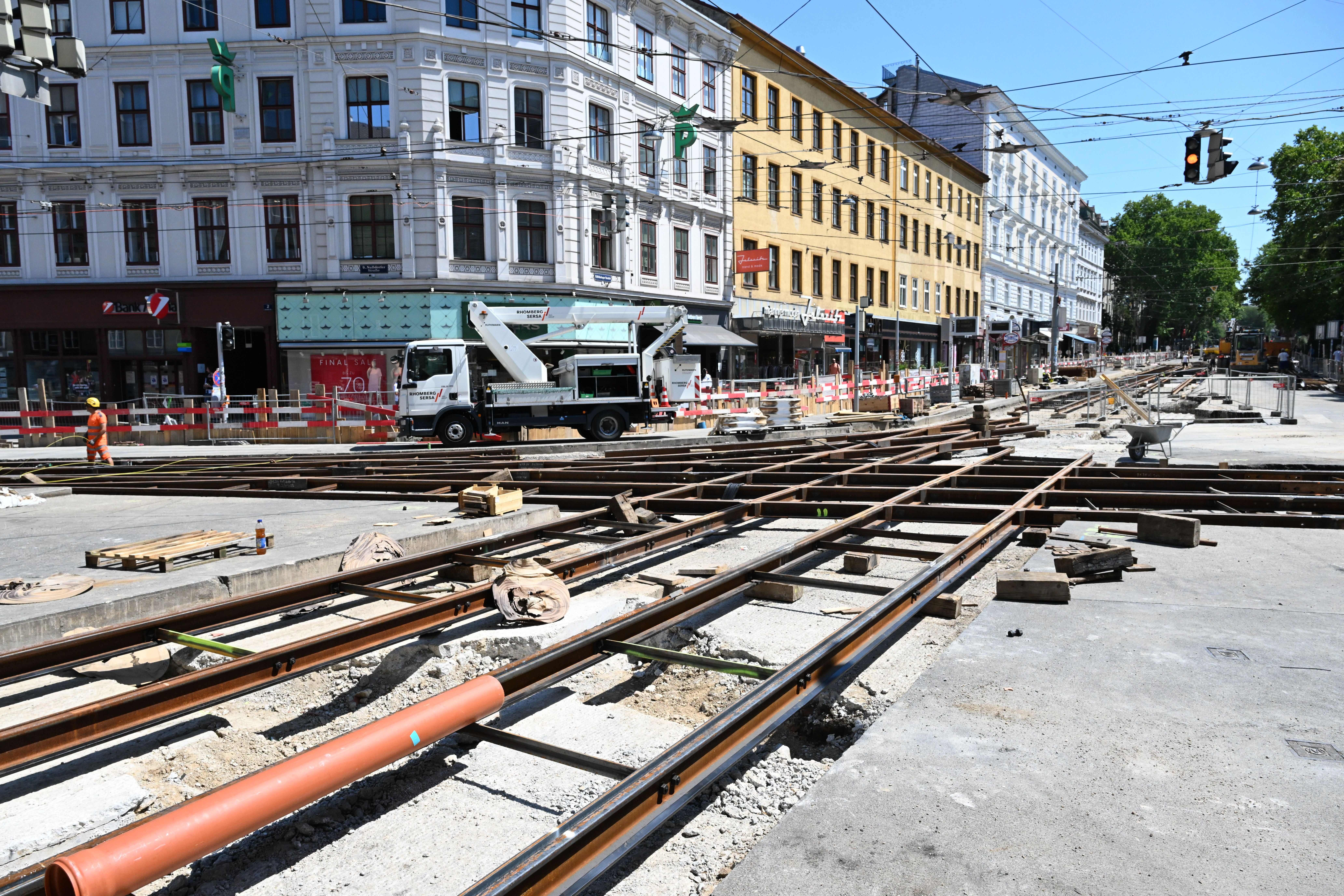 Großbaustelle mit Gleisbauarbeiten auf der Währingerstraße in einer Stadt.