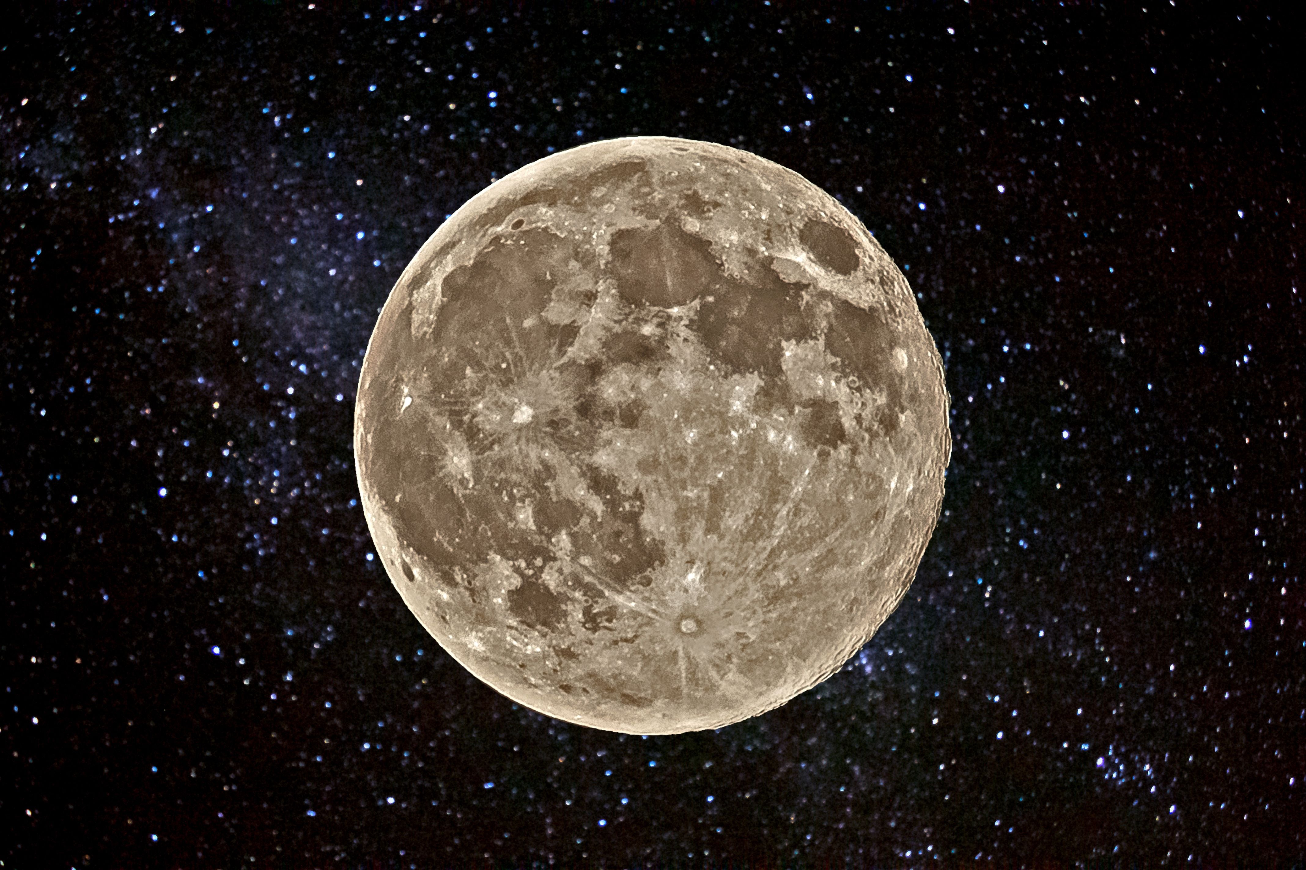 Vollmond vor einem Sternenhimmel, aufgenommen in Nordkalifornien bei Sutter Buttes.