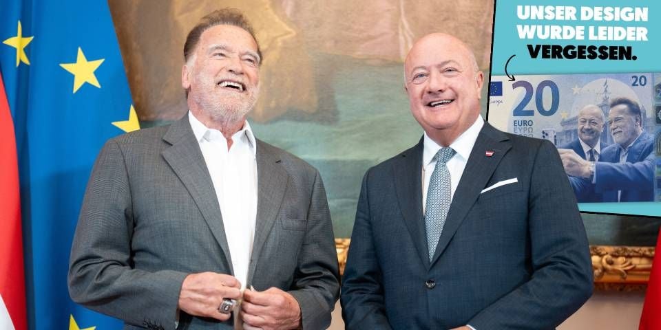 Zwei Männer im Anzug lachen, rechts oben ein Entwurf eines 20-Euro-Scheins mit ihrem Bild.