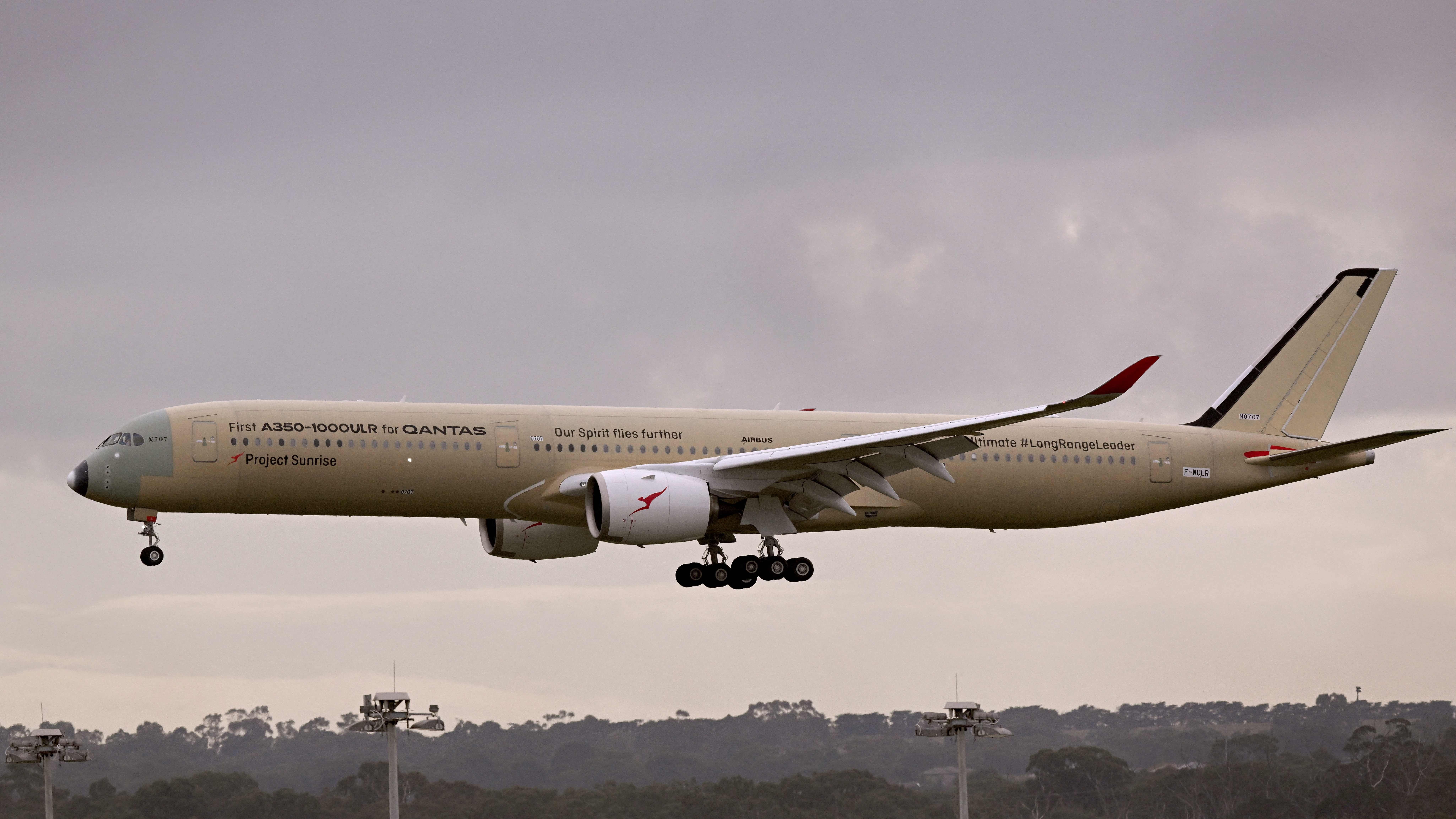 Ein Qantas Airbus A350-1000ULR landet am Flughafen Melbourne bei bewölktem Himmel.