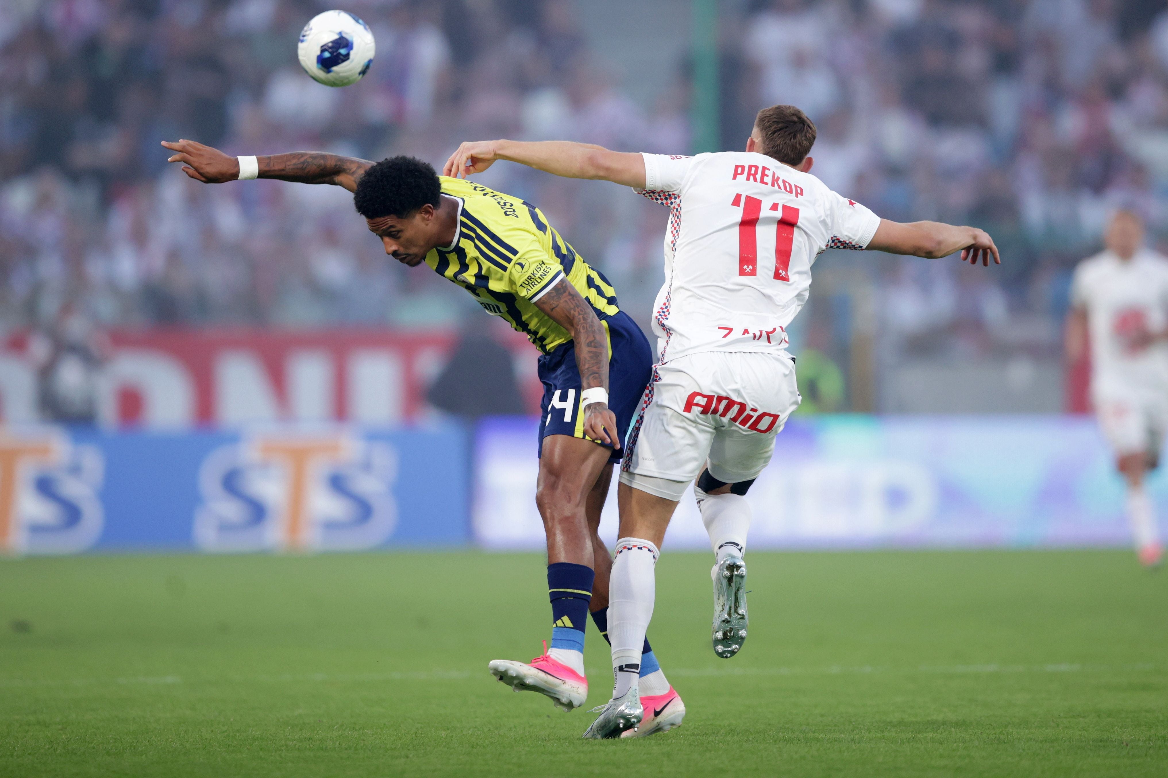 Zwei Fußballspieler kämpfen während eines Spiels um den Ball in der Luft.