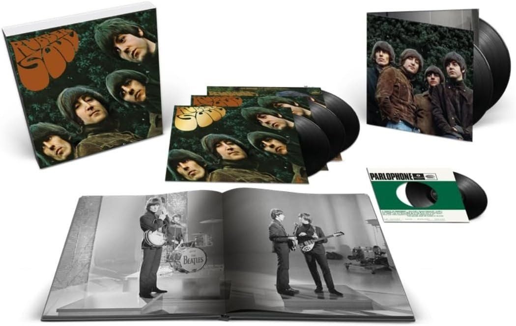 Boxset mit mehreren Beatles-Schallplatten, Fotobuch und Einzelvinyls des Albums "Rubber Soul".