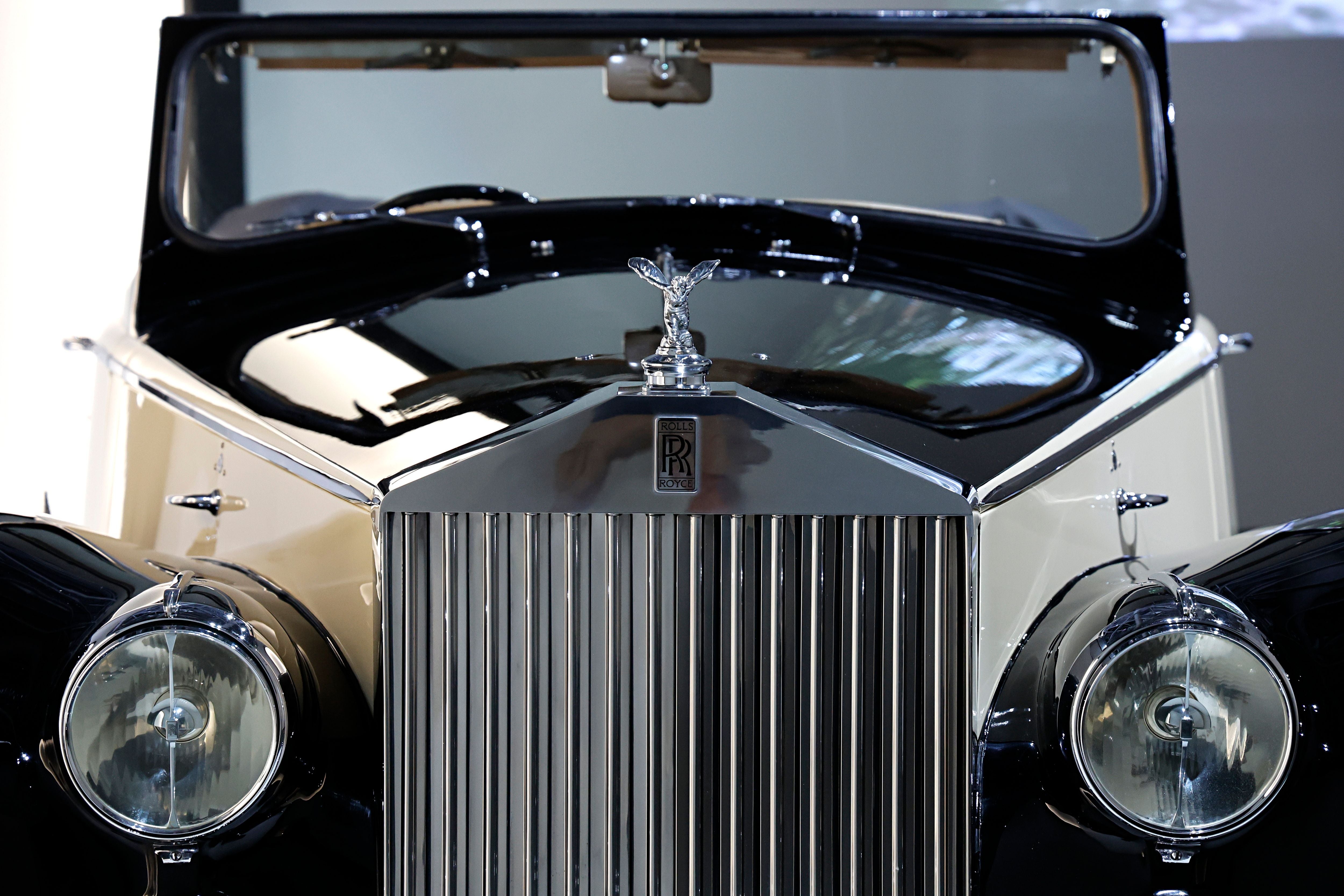 Frontansicht eines klassischen Rolls-Royce Silver Wraith mit markanter Kühlerfigur.