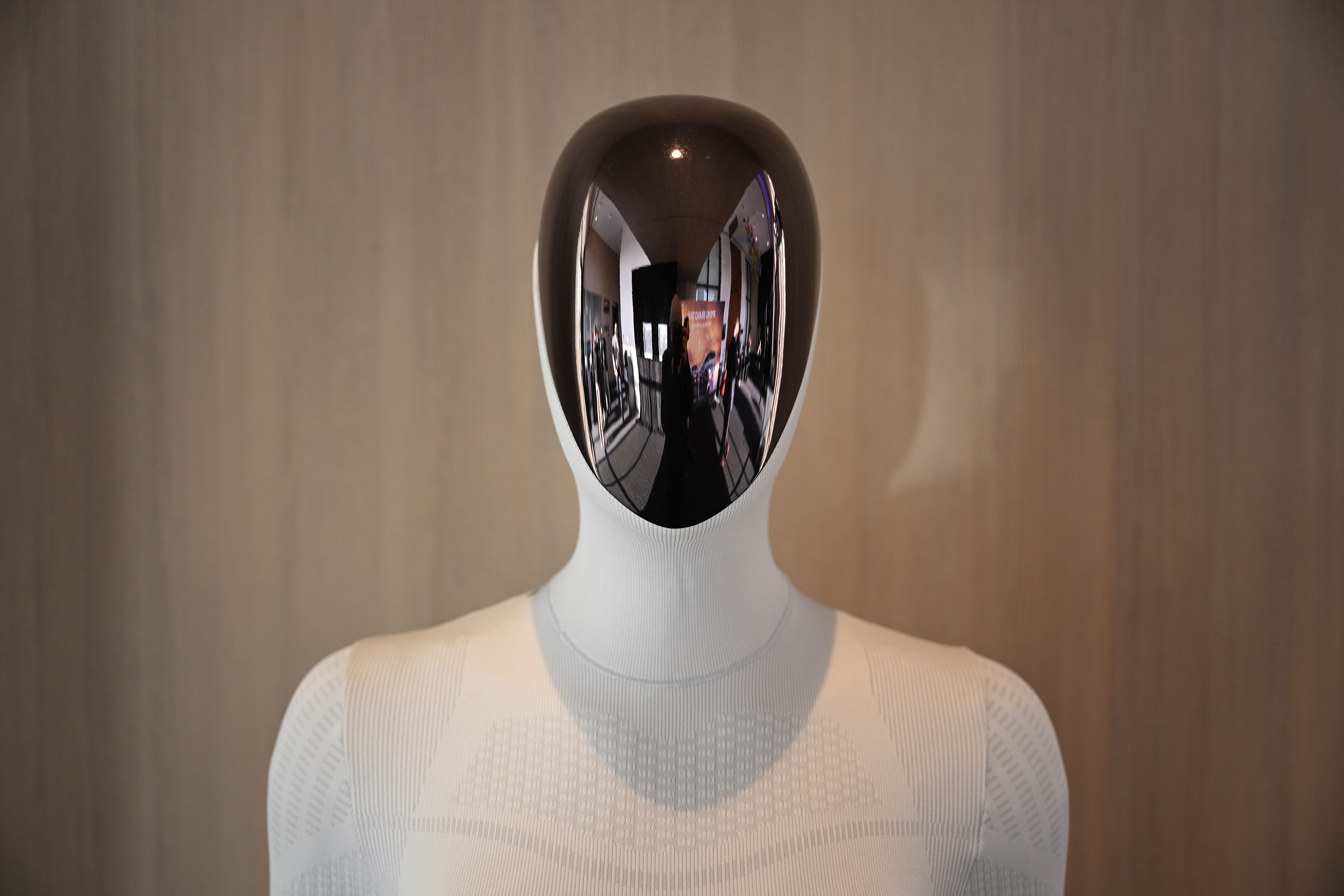 Humanoider XPeng Iron-Roboter mit spiegelndem Gesicht bei einer Ausstellung in Melbourne.