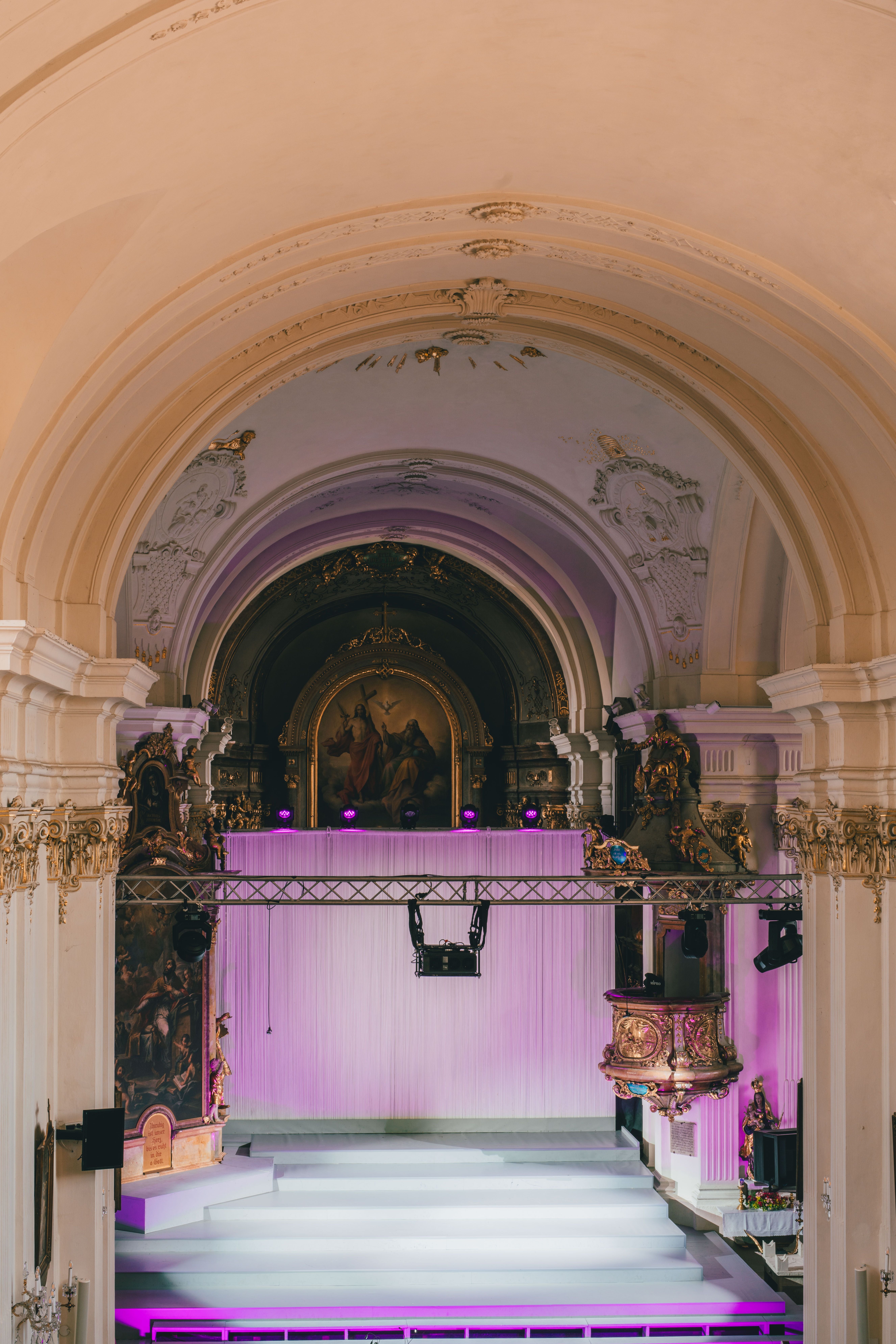 Eine Bühne des Festivals in einer Kirche.