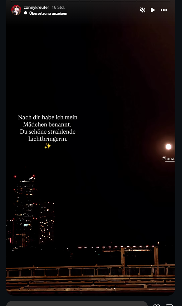 Stadt bei Nacht mit beleuchteten Gebäuden, hellem Vollmond und Text über Babynamen.
