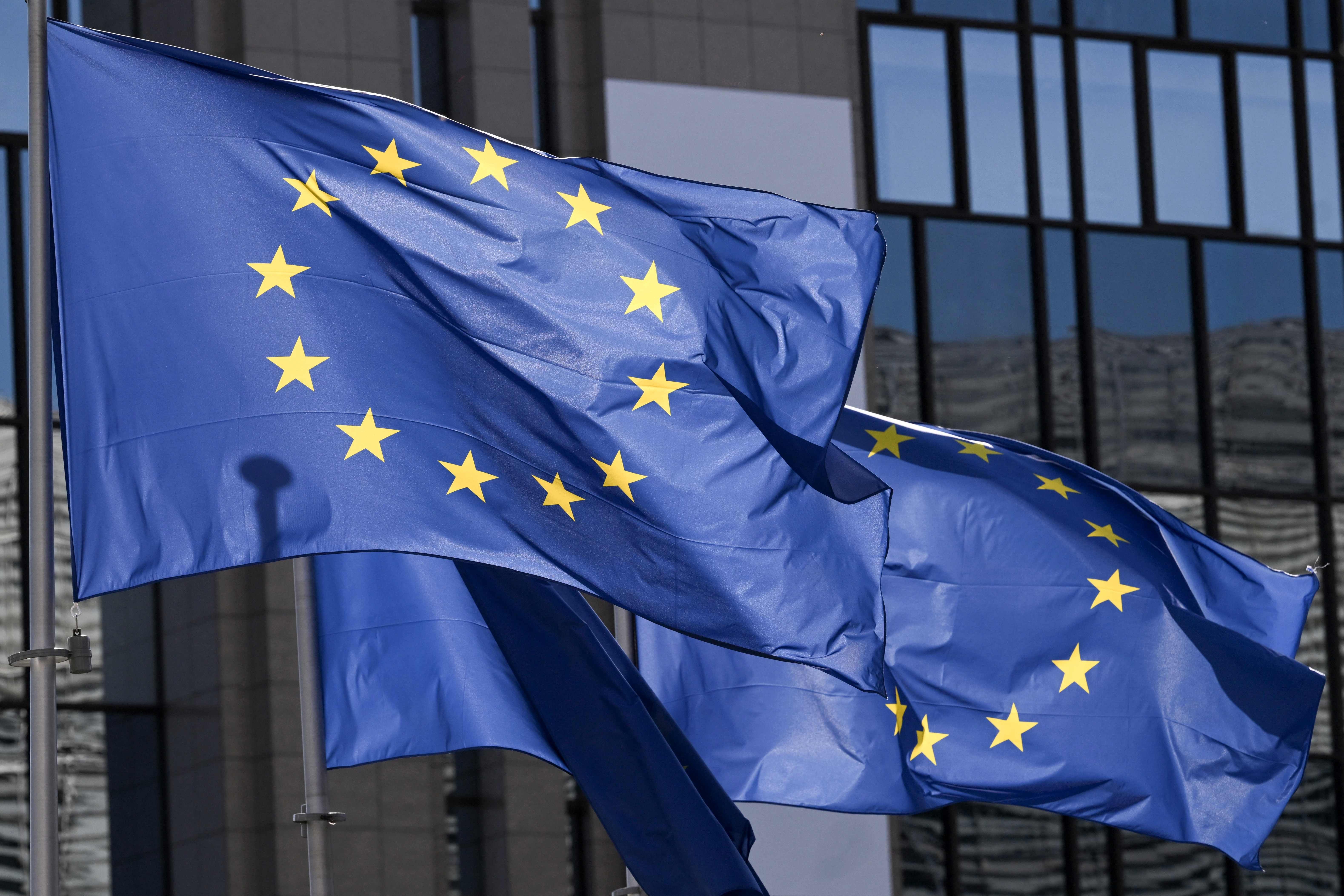 Mehrere EU-Flaggen wehen vor dem EU-Ratsgebäude in Brüssel im Wind.