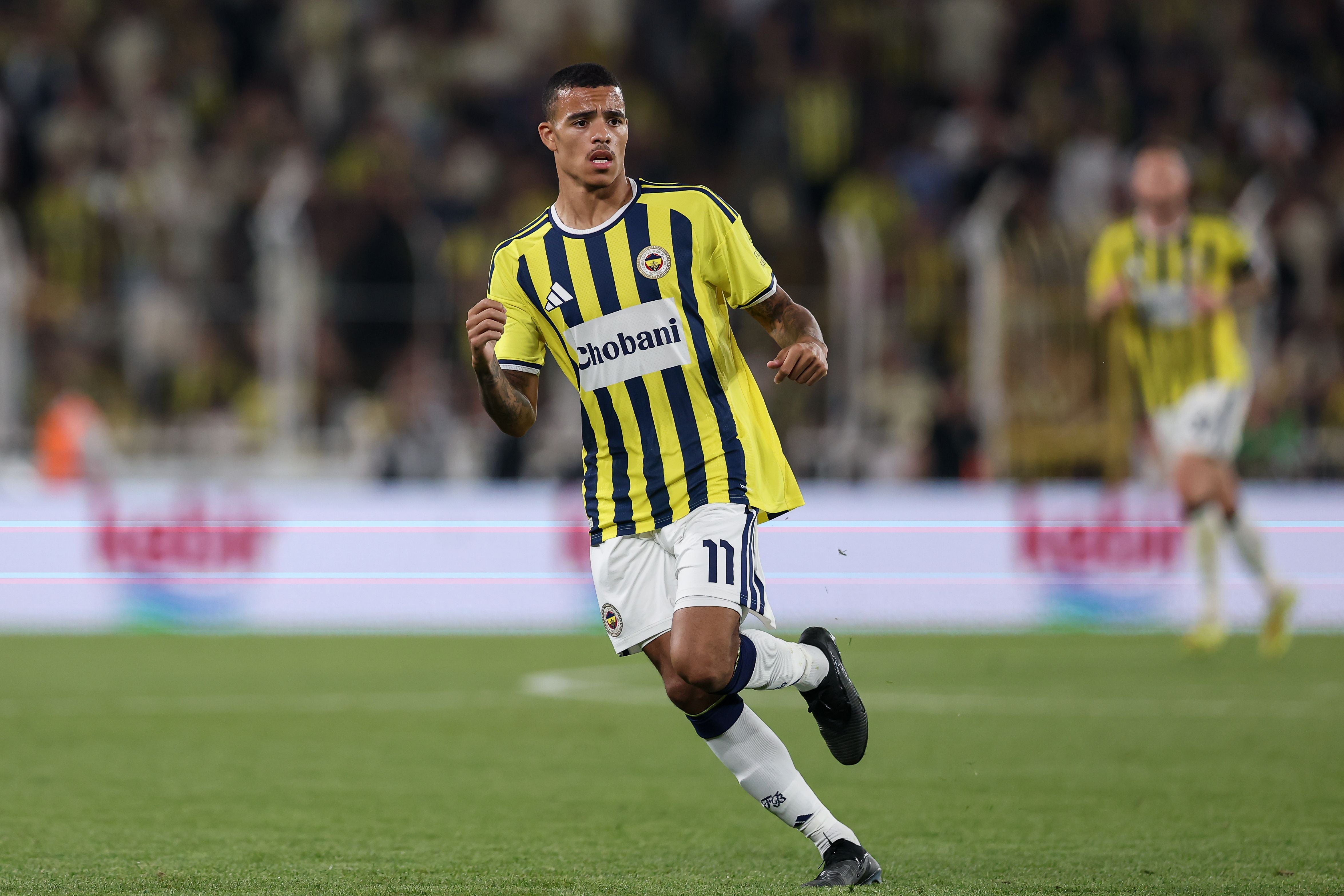 Ein Fußballspieler von Fenerbahce läuft während eines Spiels auf dem Spielfeld.