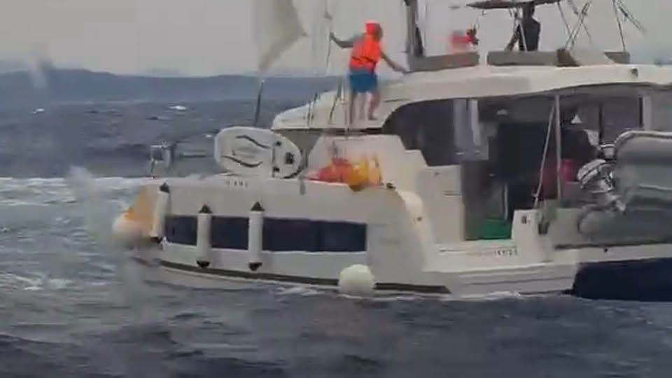 Personen mit Rettungswesten auf einem Boot bei Wellengang vor der Küste der Insel Solta.