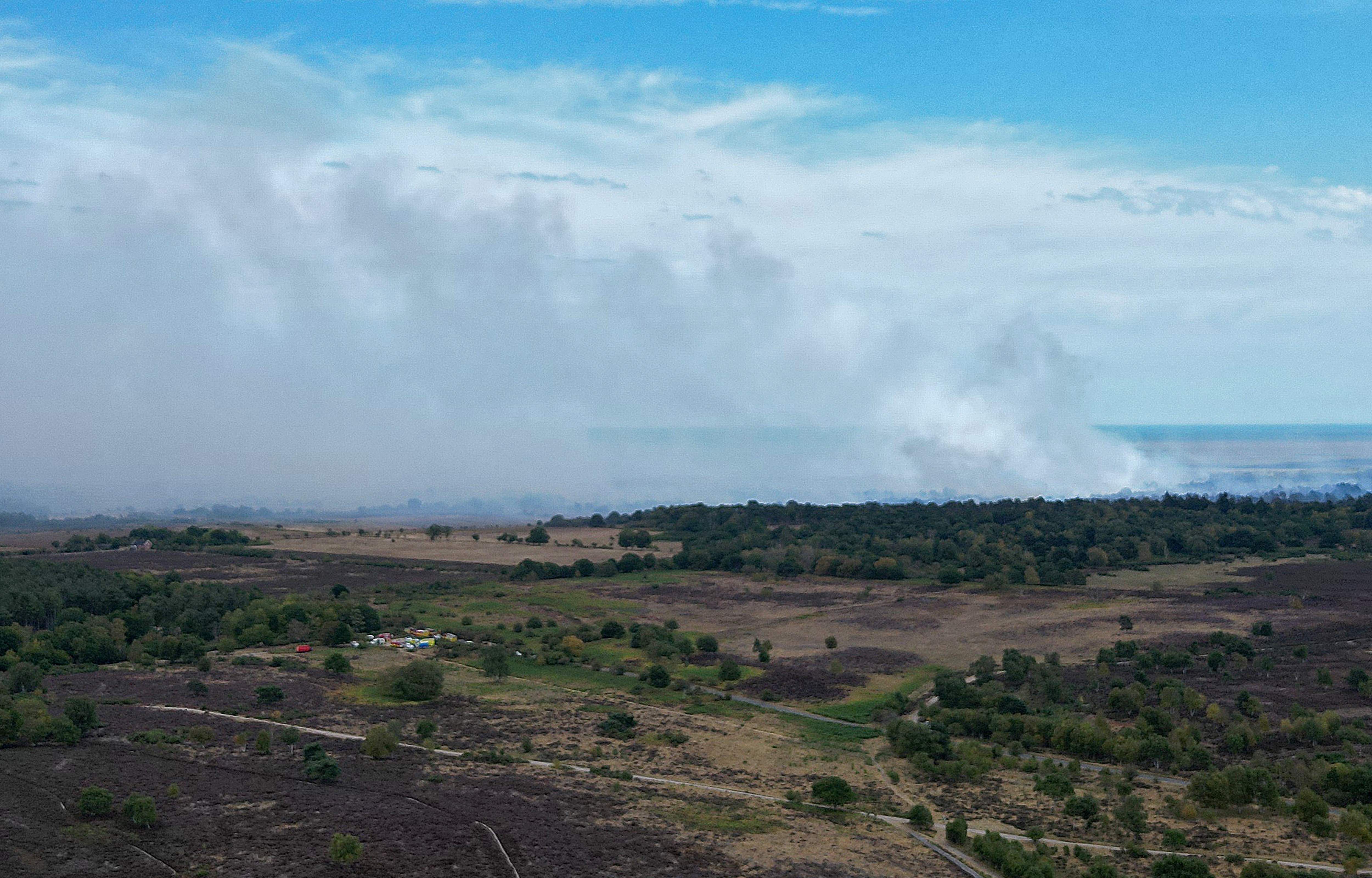 Rauch steigt von einem großen Heidebrand bei Dunwich Heath in England in den Himmel auf.