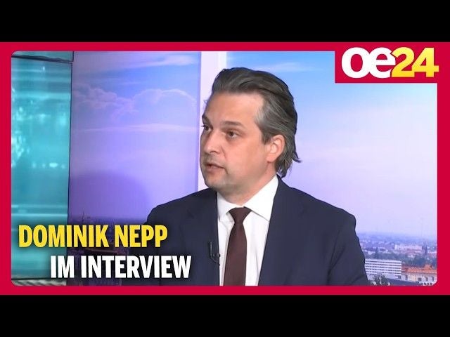 Mann im Anzug sitzt im oe24-TV-Studio vor Stadt-Hintergrund, Schriftzug: Dominik Nepp im Interview.