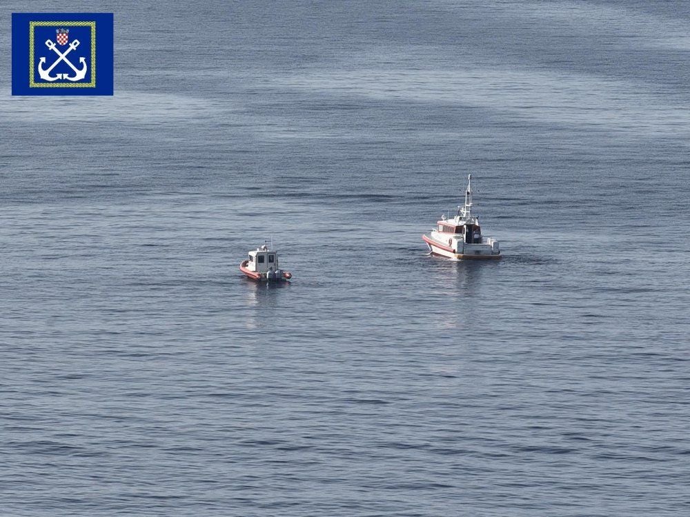 Zwei Boote suchen auf dem Meer nach einem vermissten Skipper bei Šolta.