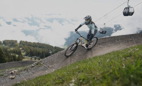 Mountainbiker fährt auf einem steilen Schotterweg im Epic Bikepark Leogang bergab.