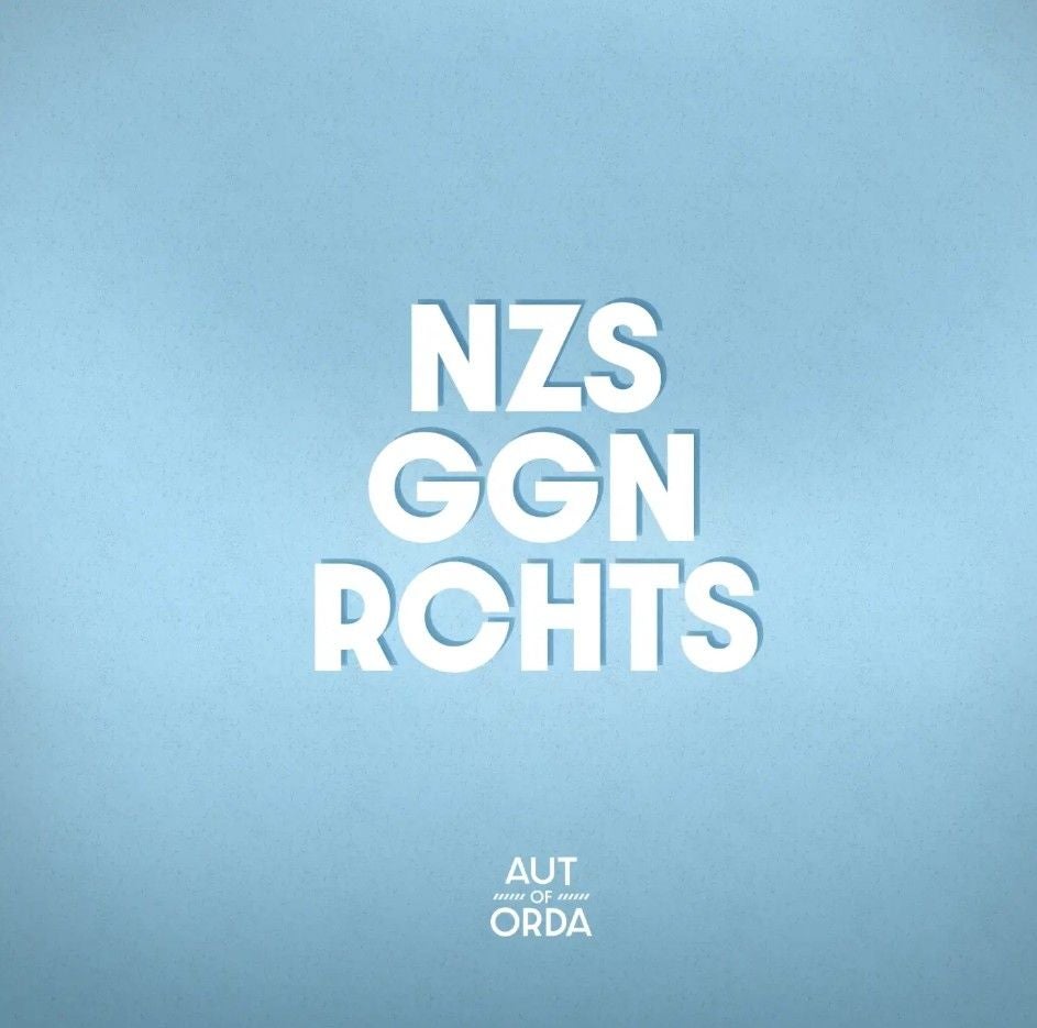 Weiße Buchstaben auf blauem Hintergrund: "NZS GGN RCHTS", unten steht "AUT OF ORDA".