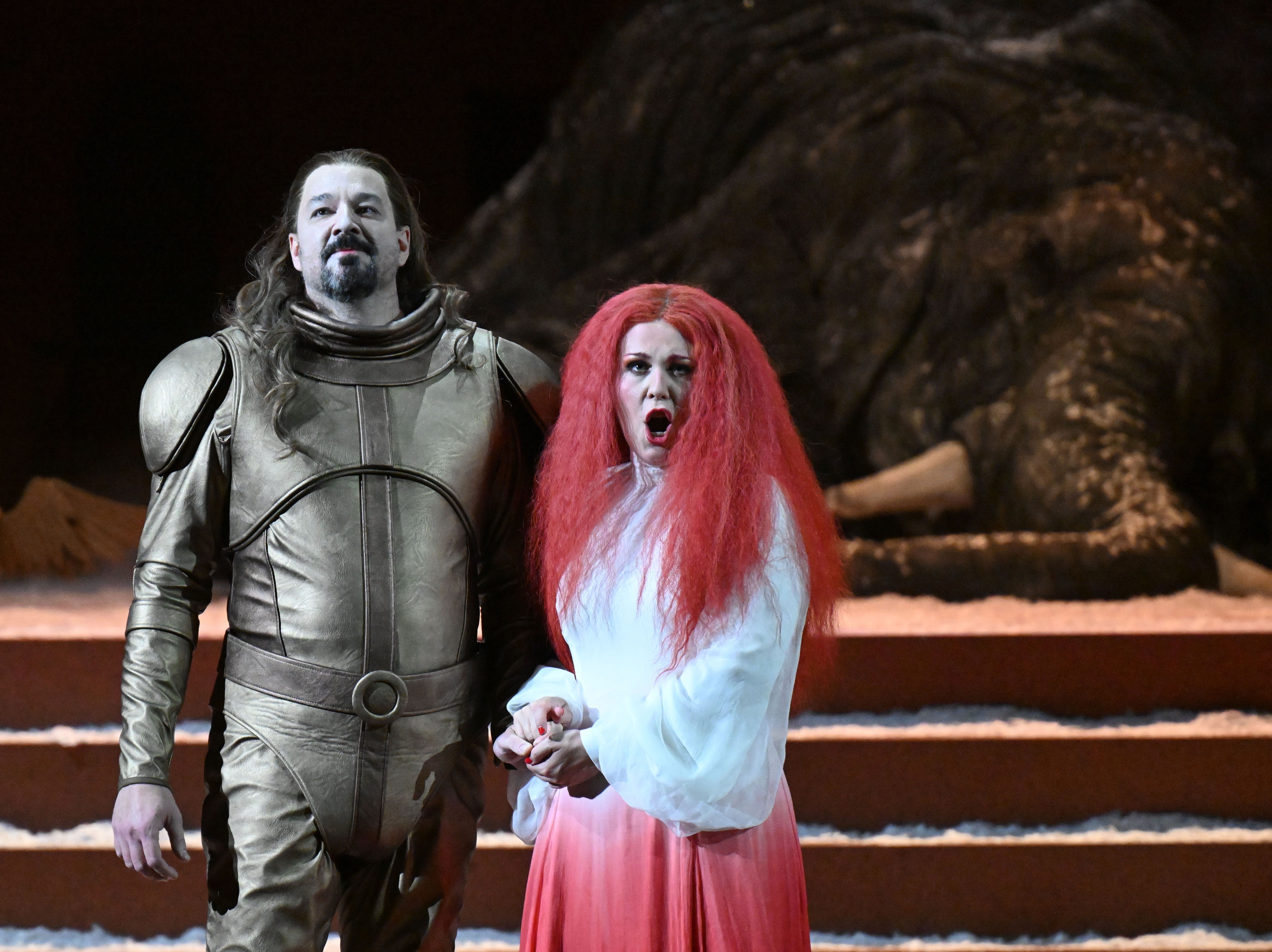 Zwei Opernsänger in Kostümen auf der Bühne während einer Aufführung von "Ariadne auf Naxos".