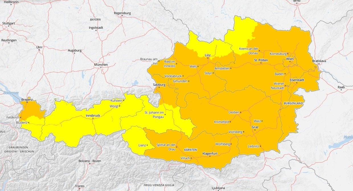 Hitzewarnkarte für Österreich am Freitag, mit abgestuften Gelb- und Orangetönen für Warnstufen.