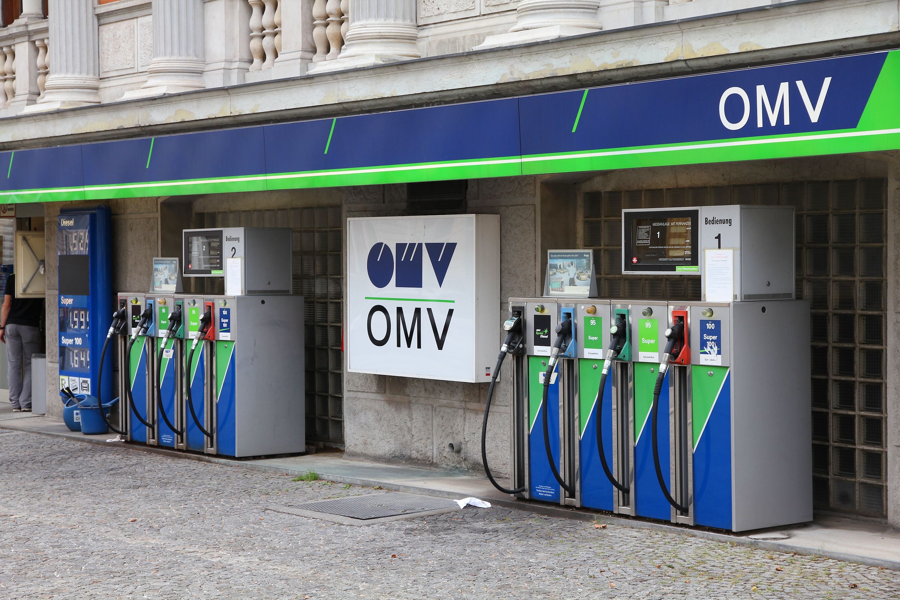 Zapfsäulen an einer OMV Tankstelle mit blau-grünem OMV-Logo in Wien, Österreich.