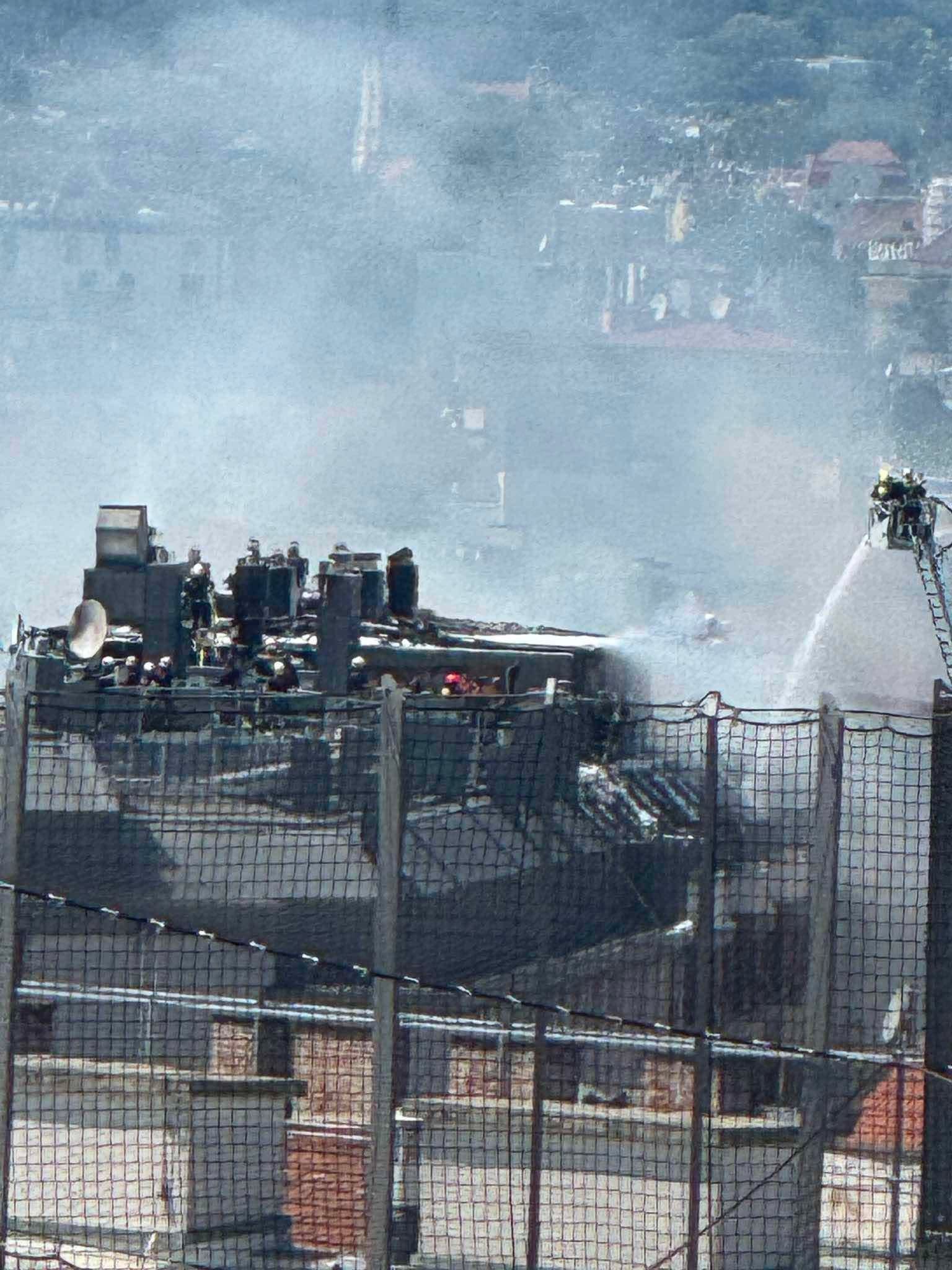 Feuerwehr löscht Dachstuhlbrand mit starker Rauchentwicklung in Meidling.