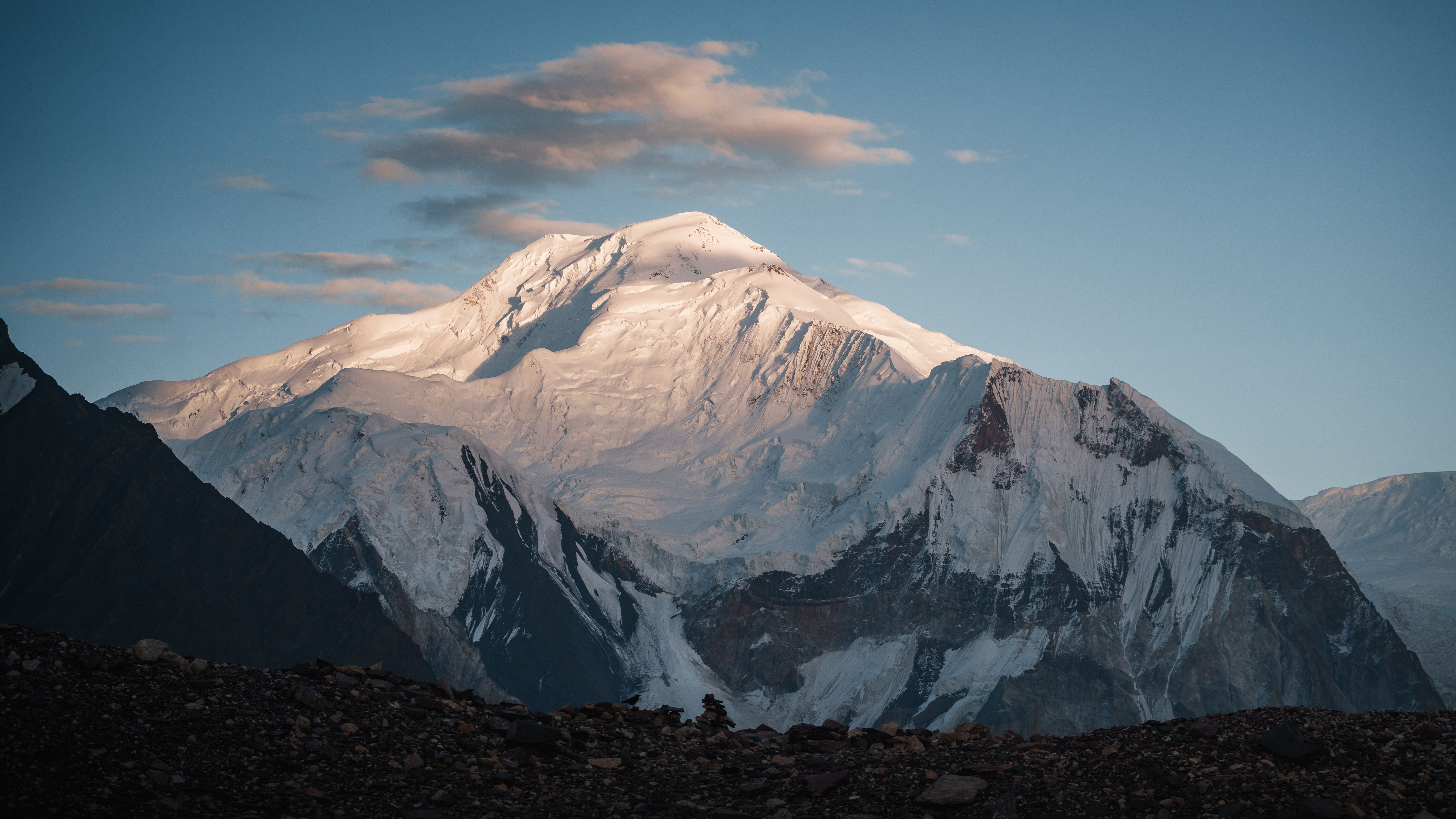 Schneebedeckter Broad Peak im Sonnenaufgang mit Gletscher im Karakorum-Gebirge, Pakistan.