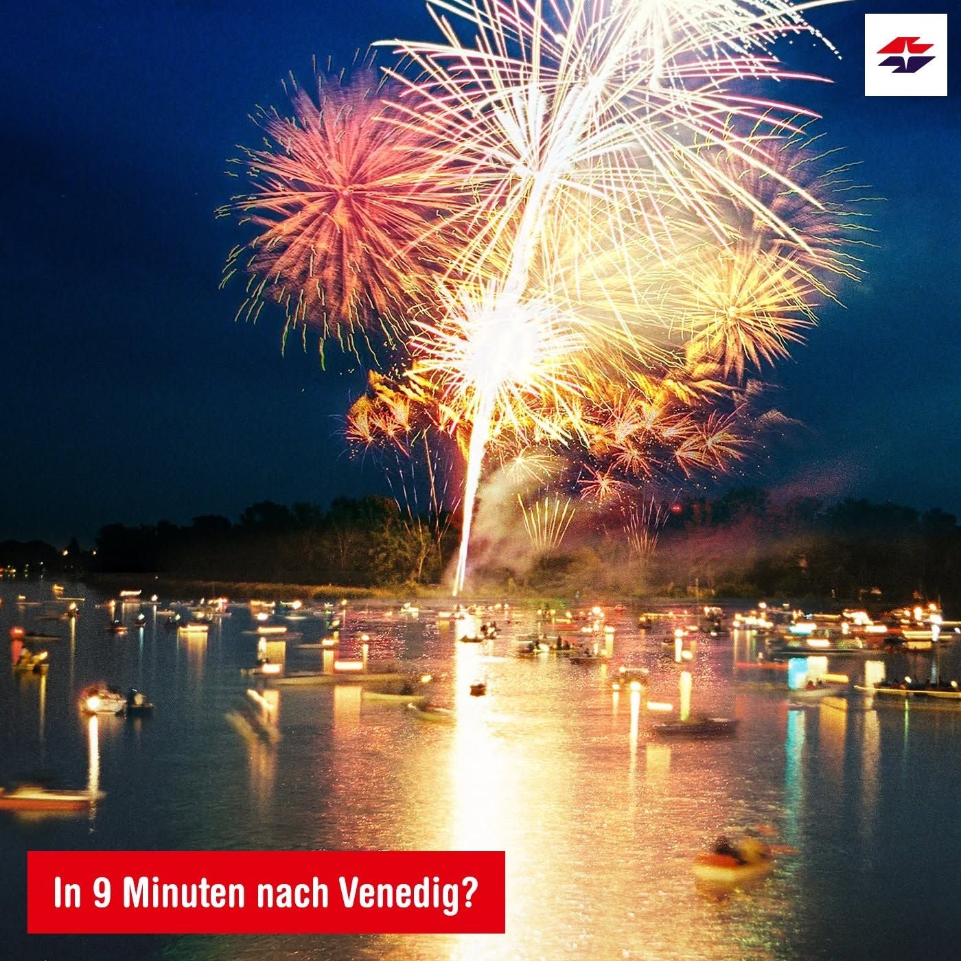 Feuerwerk über zahlreichen Booten bei Nacht auf der Alten Donau beim Lichterlfest.